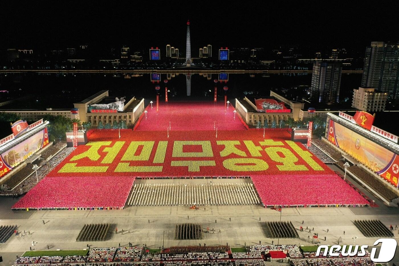 본문 이미지 - (평양 노동신문=뉴스1) = 북한 공화국 창건 75돌(9·9절) 경축 민방위 무력 열병식 '전민무장화' 플래카드. (사진은 기사 내용과 무관함) [국내에서만 사용가능. 재배포 금지. DB 금지. For Use Only in the Republic of Korea. Redistribution Prohibited] rodongphoto@news1.kr