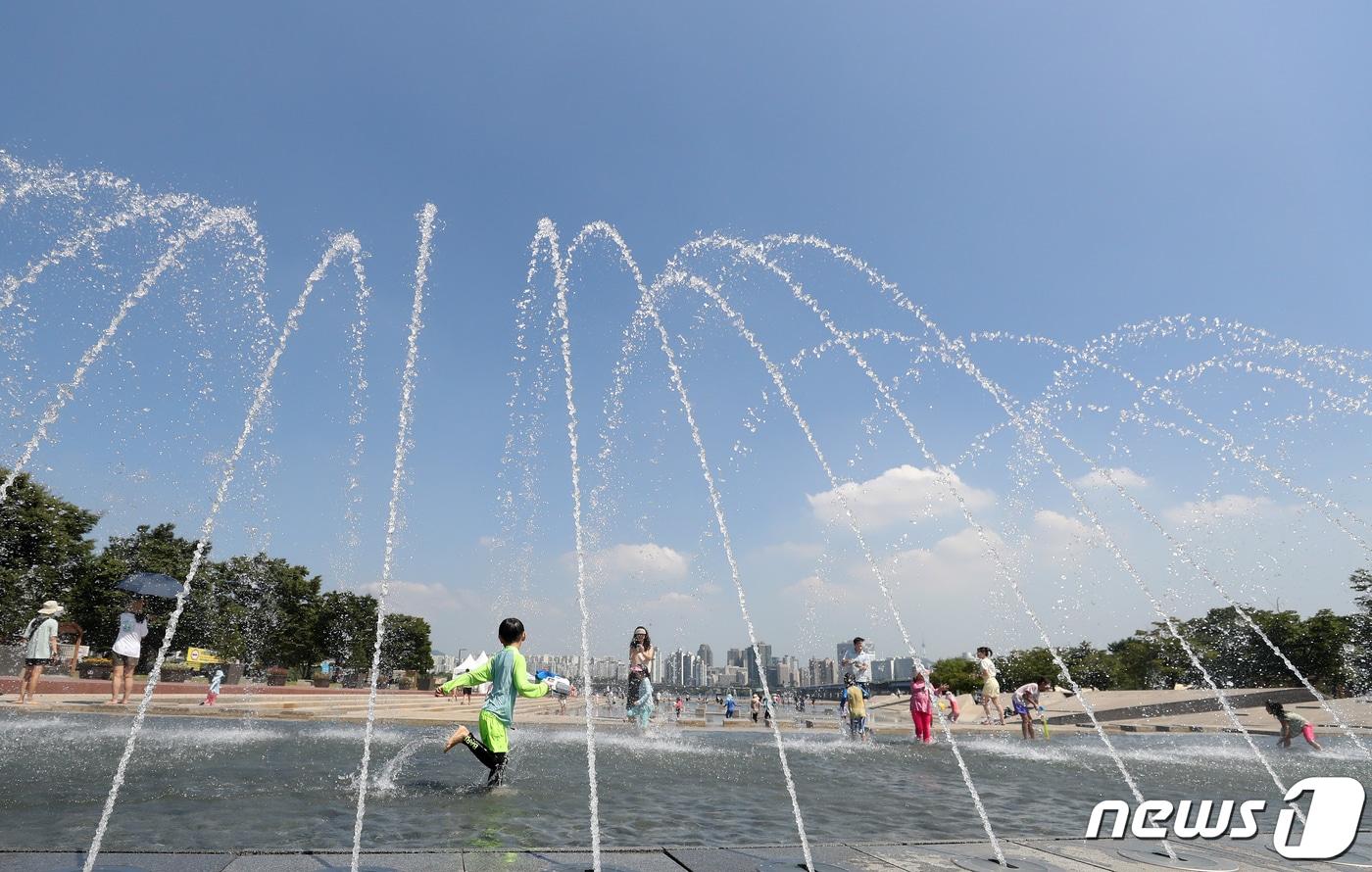 본문 이미지 - 서울 여의도 한강공원 물빛광장을 찾은 아이들이 더위를 식히고 있다. ⓒ News1 이승배 기자