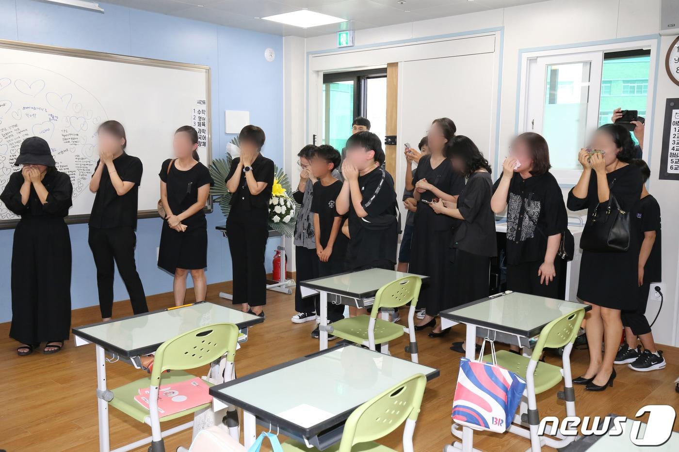 본문 이미지 - 학부모로부터 악성 민원에 시달리다 극단적 선택을 한 것으로 알려진 대전 초등학교 교사의 발인이 거행된 9일 교사가 근무했던 학교 교실에 고인의 영정이 들어서자 동료 교사와 제자들이 오열하고 있다. 2023.9.9/뉴스1 ⓒ News1 김기태 기자