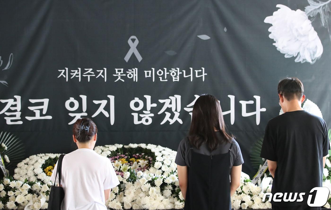 본문 이미지 - 학부모로부터 악성 민원에 시달리다 극단적 선택을 한 것으로 알려진 대전 초등학교 교사의 발인이 엄수된 지난 9월9일 숨진 교사가 근무했던 학교에 마련된 분향소에서 추모객들이 헌화하고 있다./뉴스1 ⓒ News1 김기태 기자