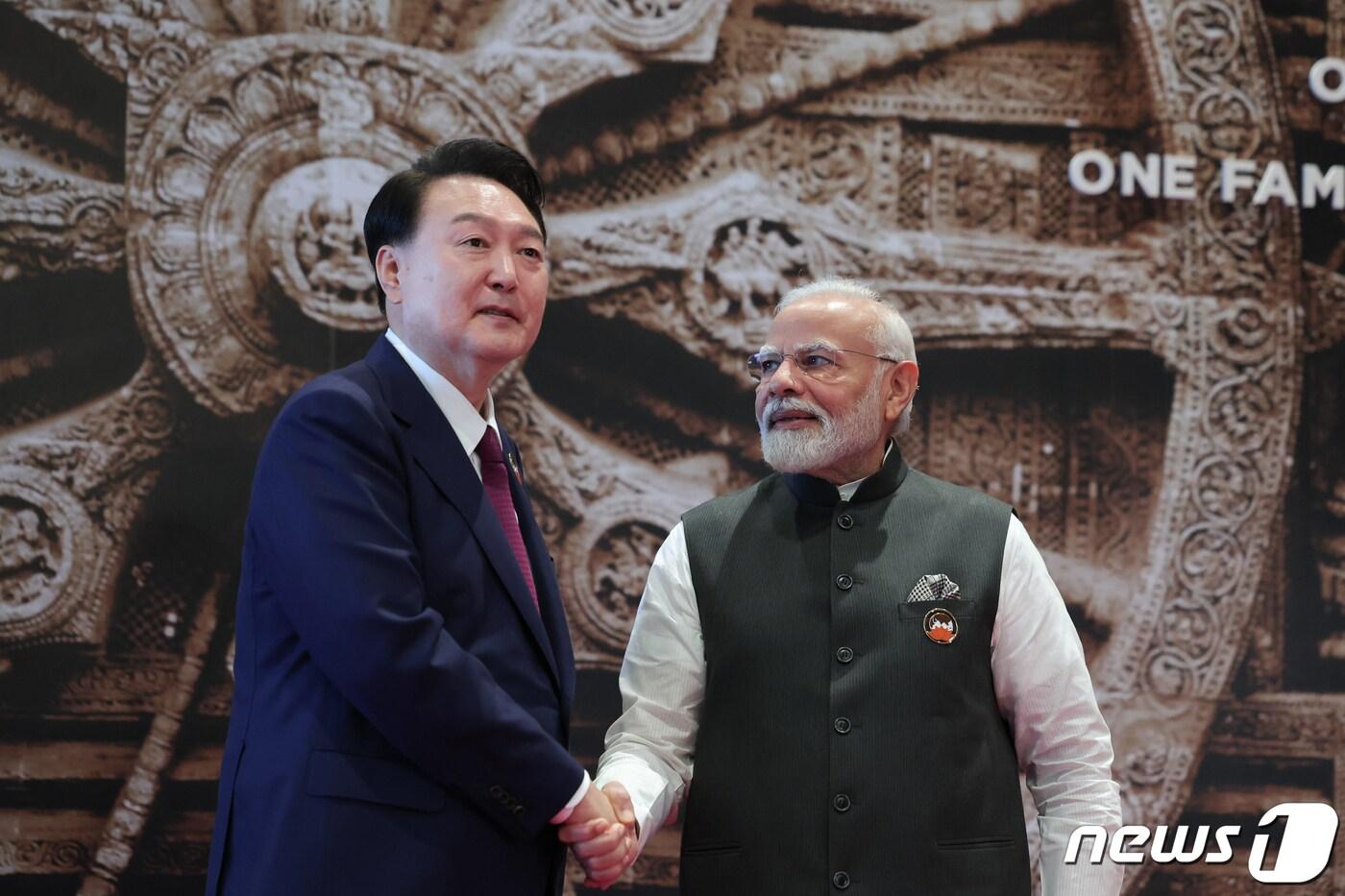 윤석열 대통령이 9일(현지시간) 뉴델리 바라트 만다팜 국제컨벤션센터에서 열린 주요 20개국(G20) 정상회의 환영행사에서 나렌드라 모디 인도 총리와 기념촬영을 하고 있다. (대통령실 제공) 2023.9.9/뉴스1 ⓒ News1 오대일 기자