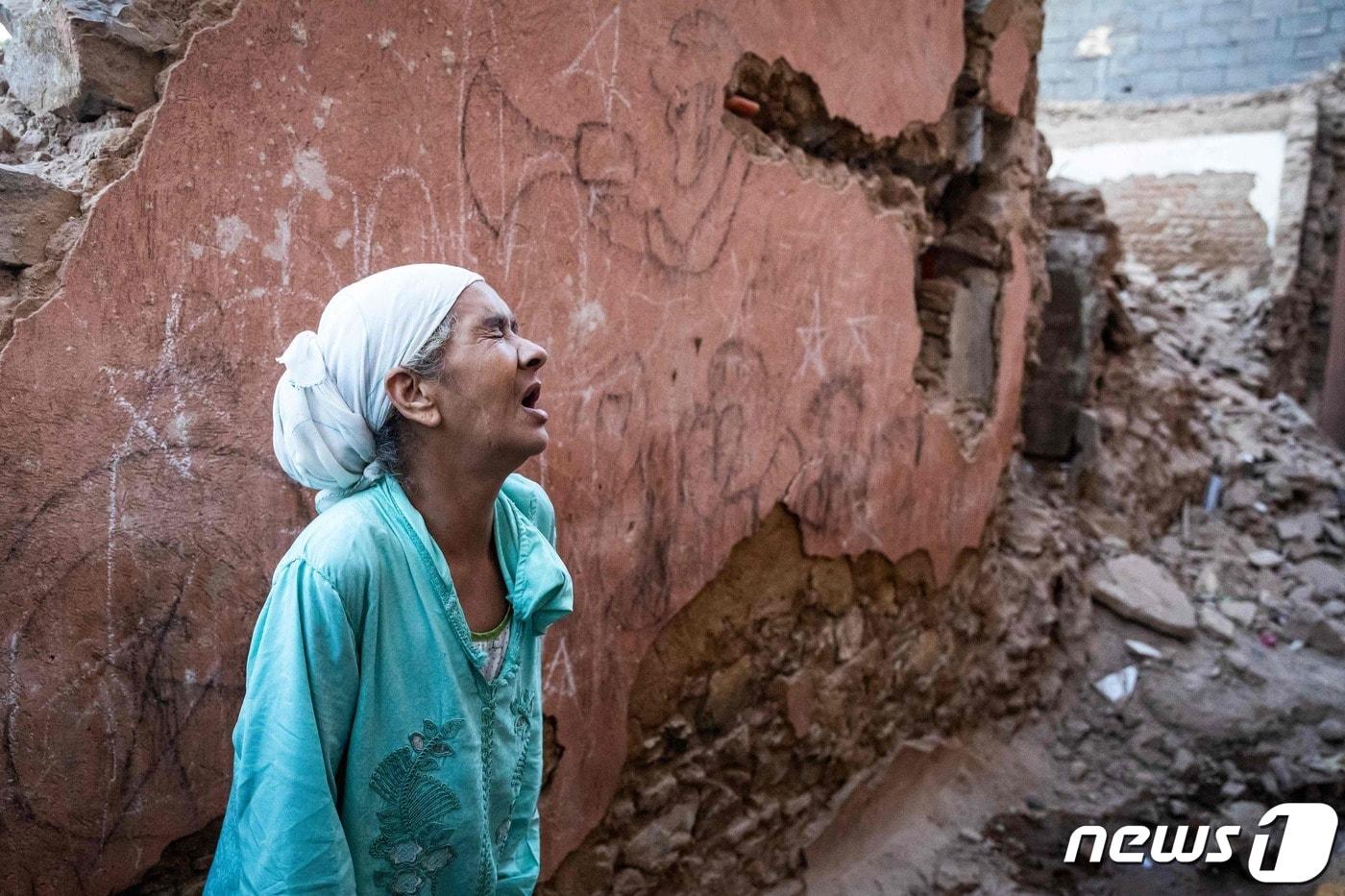 9일(현지시간) 규모 6.8 강진이 강타한 모로코 마라케시의 허물어진 주택 앞에서 주민이 오열을 하고 있다. 2023.9.9 ⓒ AFP=뉴스1 ⓒ News1 우동명 기자