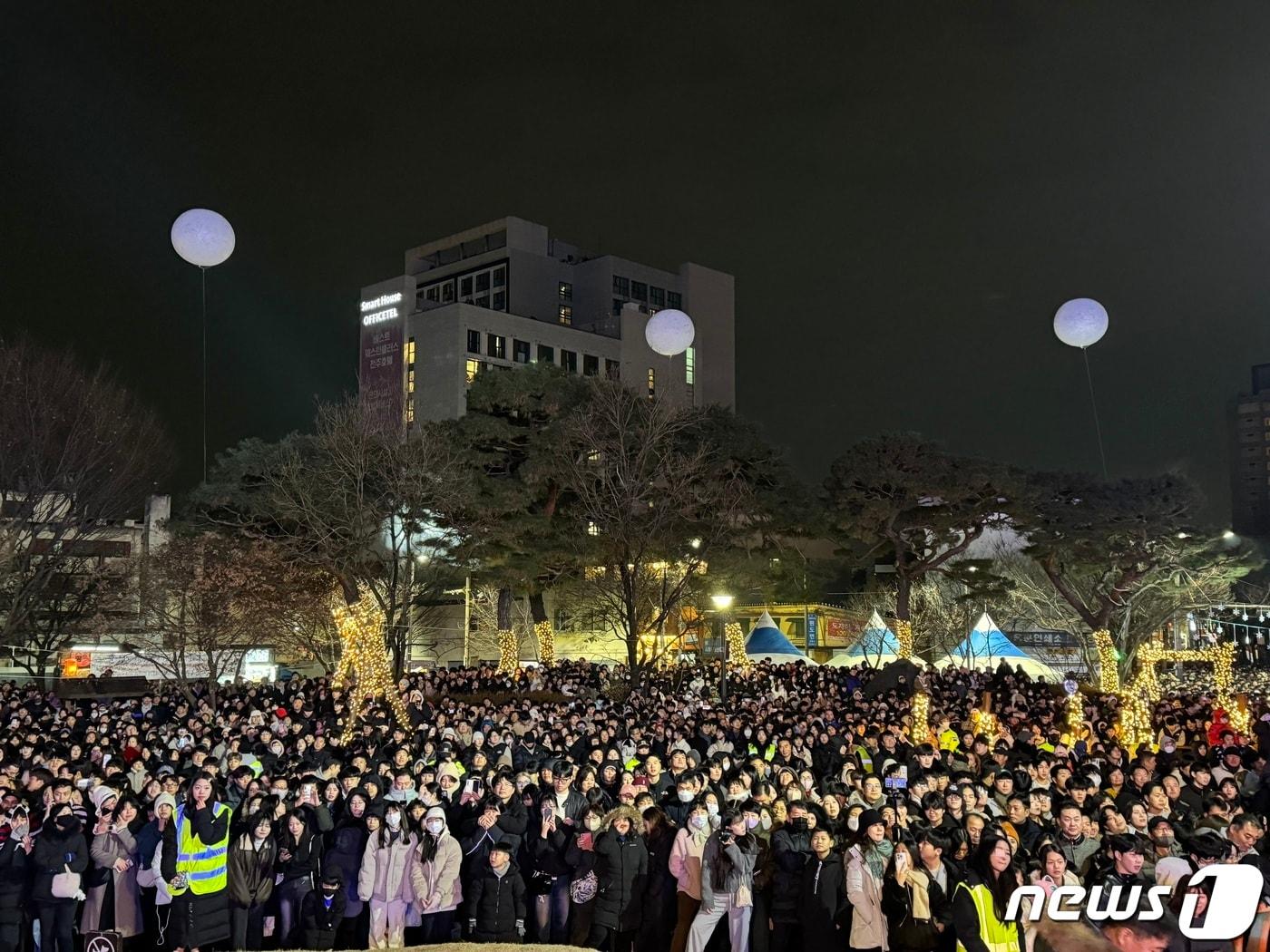본문 이미지 - 2024년(갑진년)을 맞이하는 전주 제야축제가 열린 1일 전북 전주시 노송광장에서 행사장을 찾은 시민들이 다함께 카운트 다운을 외치고 있다. 2024.1.1/김경현 기자