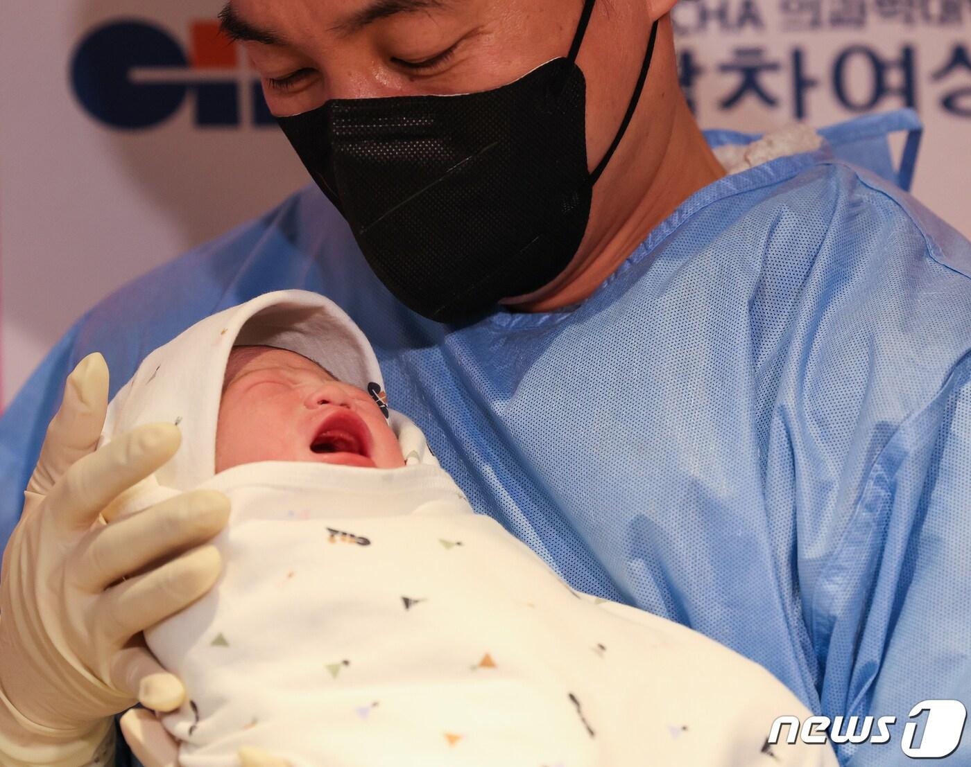 본문 이미지 - 2024년 갑진년(甲辰年) 새해 첫 날인 1일 새벽 서울 강남구 차여성병원에서 산모 임아연(38세)씨와 이주홍(44세)씨 사이에서 태어난 남아 아홍(태명)이가 아빠 품에 안기고 있다. 2024.1.1/뉴스1 ⓒ News1 허경 기자