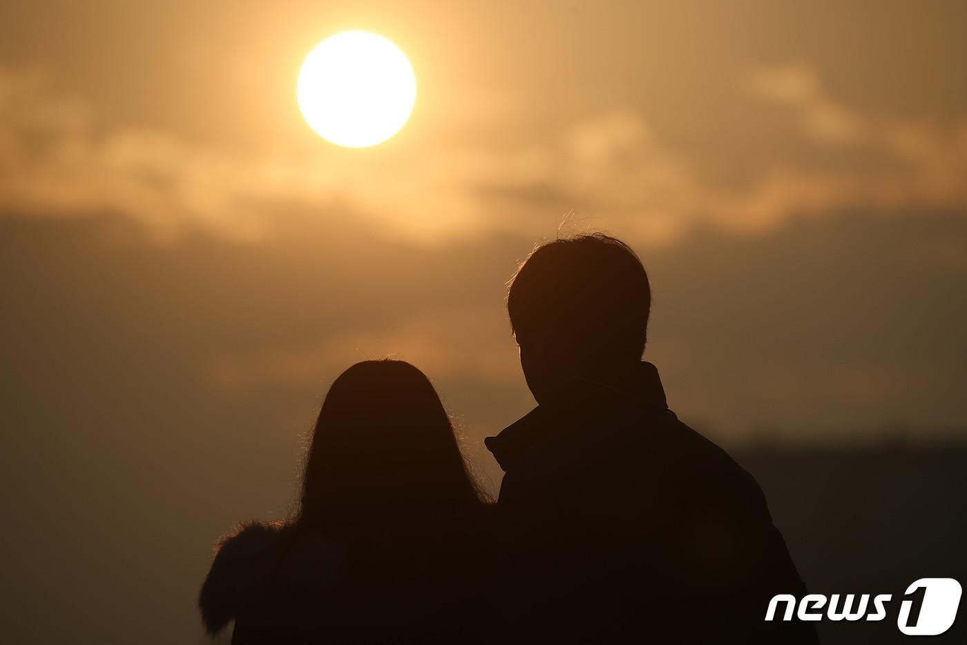 대구 동구 금호강 아양기찻길에서 시민들이 2024년 새해 첫 일출을 맞이하고 있다. /뉴스1 DB