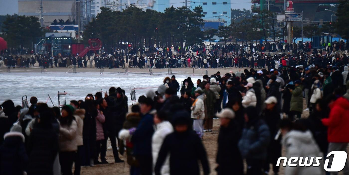 경북 포항시 북구 영일대해수욕장에서 새해 첫 해돋이를 하고 앴는 관광객들 모습.(뉴스1 자료) 2025.12.22/뉴스1 ⓒ News1 최창호 기자