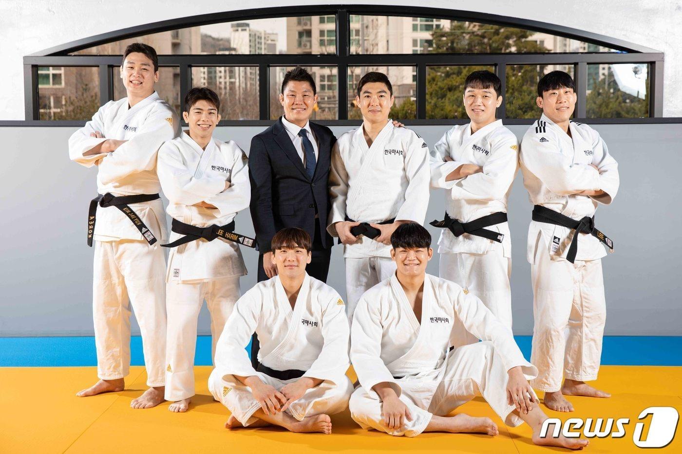 본문 이미지 - 한국마사회 유도단 선수와 관계자들이 기념사진을 찍고 있다.(한국마사회 제공) 