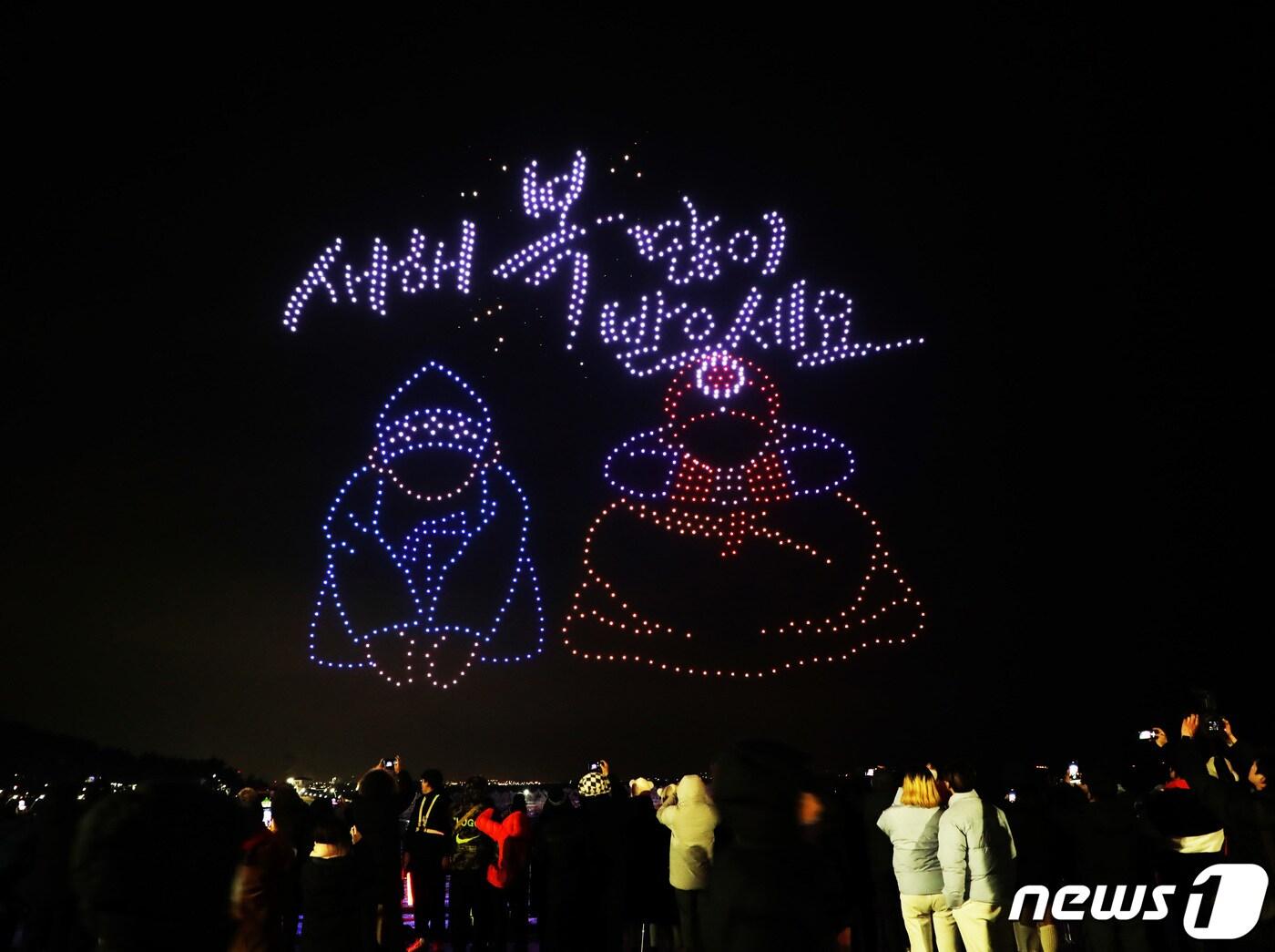 본문 이미지 - 1일 울산 울주군 간절곶에서 해돋이 행사를 기념해 울산 최초로 1000대의 드론 공연을 펼치고 있다. 2024.1.1/뉴스1 ⓒ News1 김지혜 기자