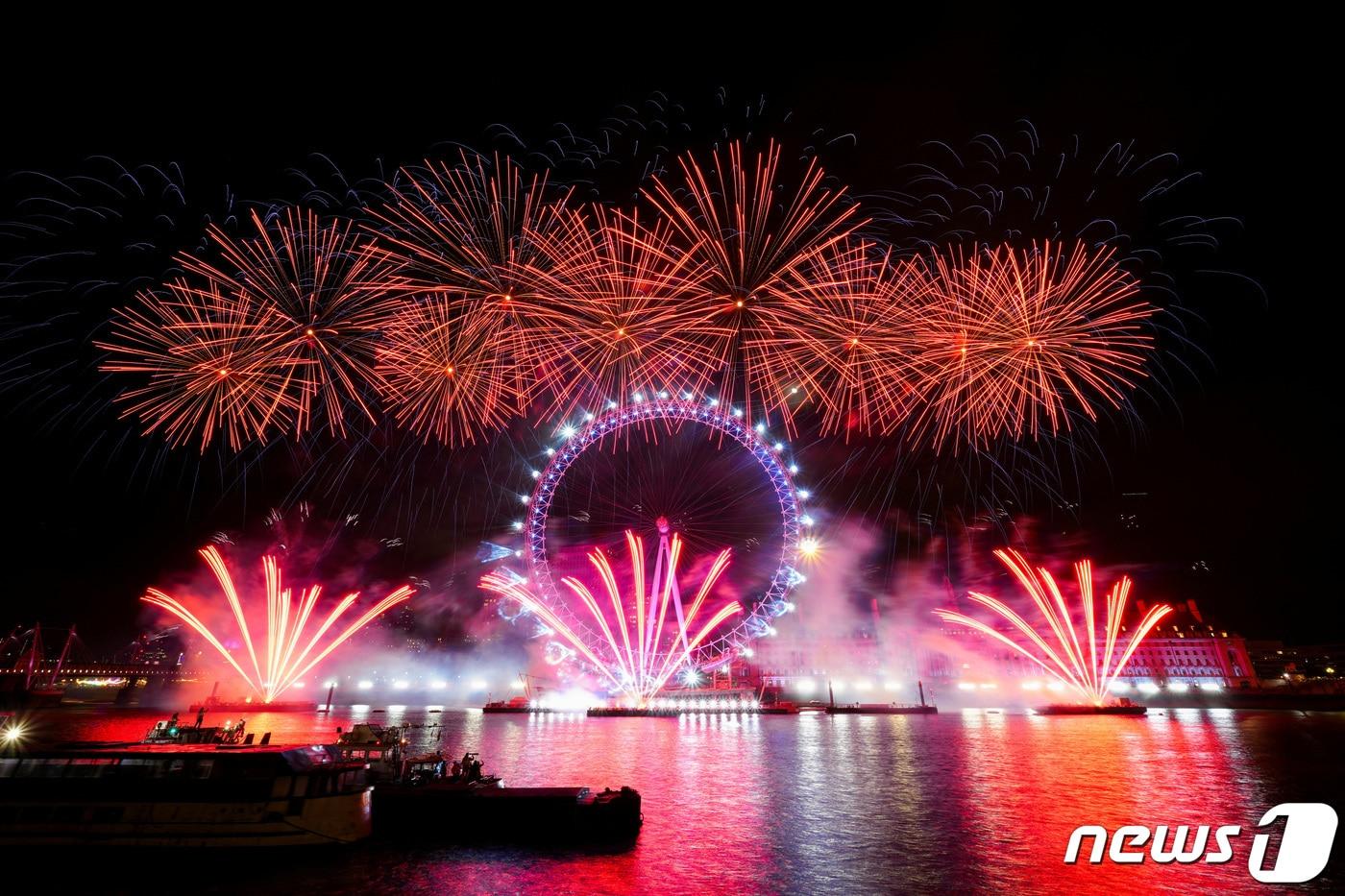 1일(현지시간) 영국 런던에서 2024년 새해를 기념하는 불꽃놀이 행사가 열렸다. 관광 명소인 대관람차 '런던 아이'를 배경으로 화려한 불꽃이 밤하늘을 장식하고 있다. ⓒ 로이터=뉴스1 ⓒ News1 이유진 기자