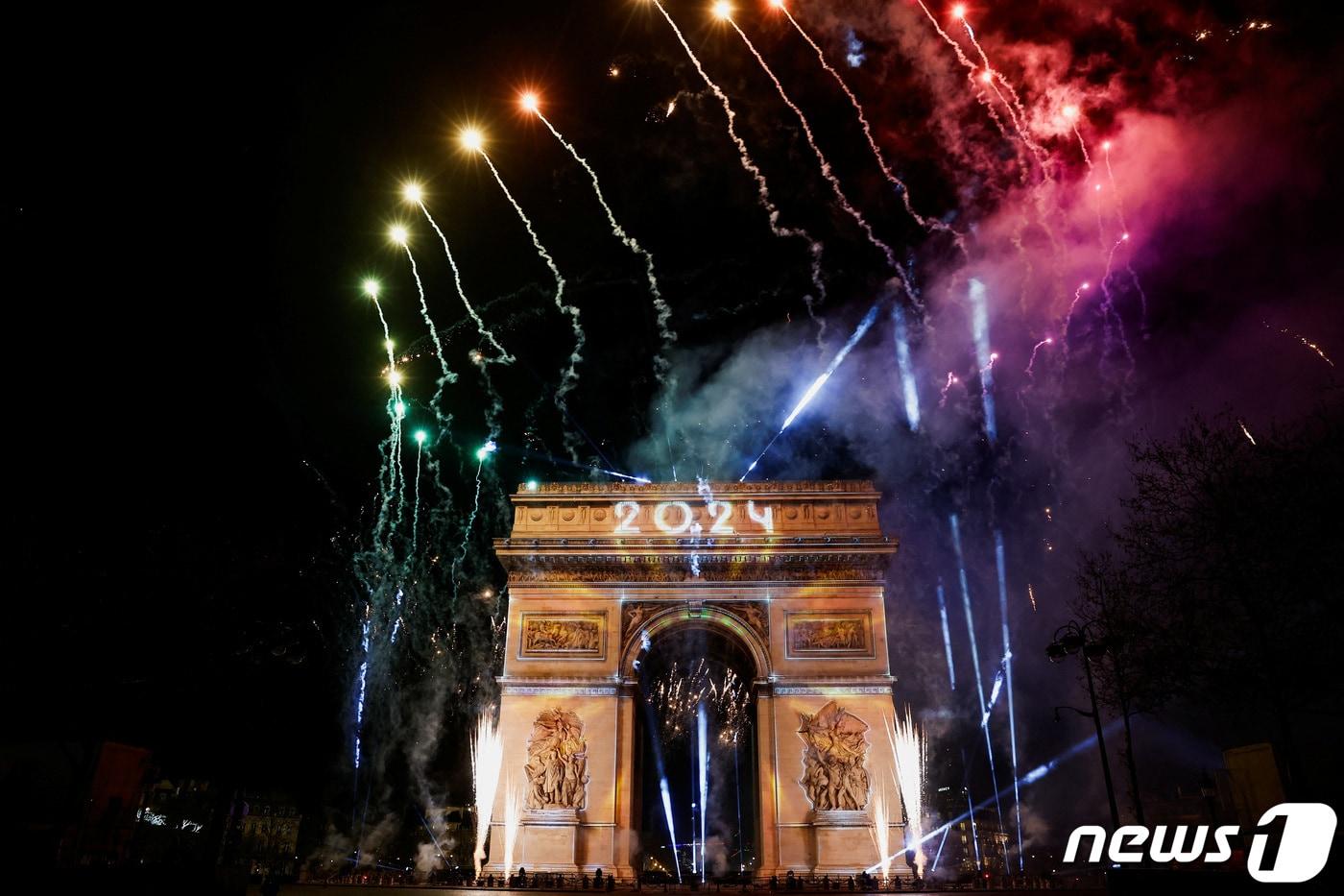 2024년 새해 첫날인 1일 오전&#40;현지시간&#41; 프랑스 파리 개선문에서 새해를 알리는 카운트다운과 함께 화려한 불꽃놀이가 펼쳐지고 있다. ⓒ 로이터=뉴스1 ⓒ News1 이유진 기자