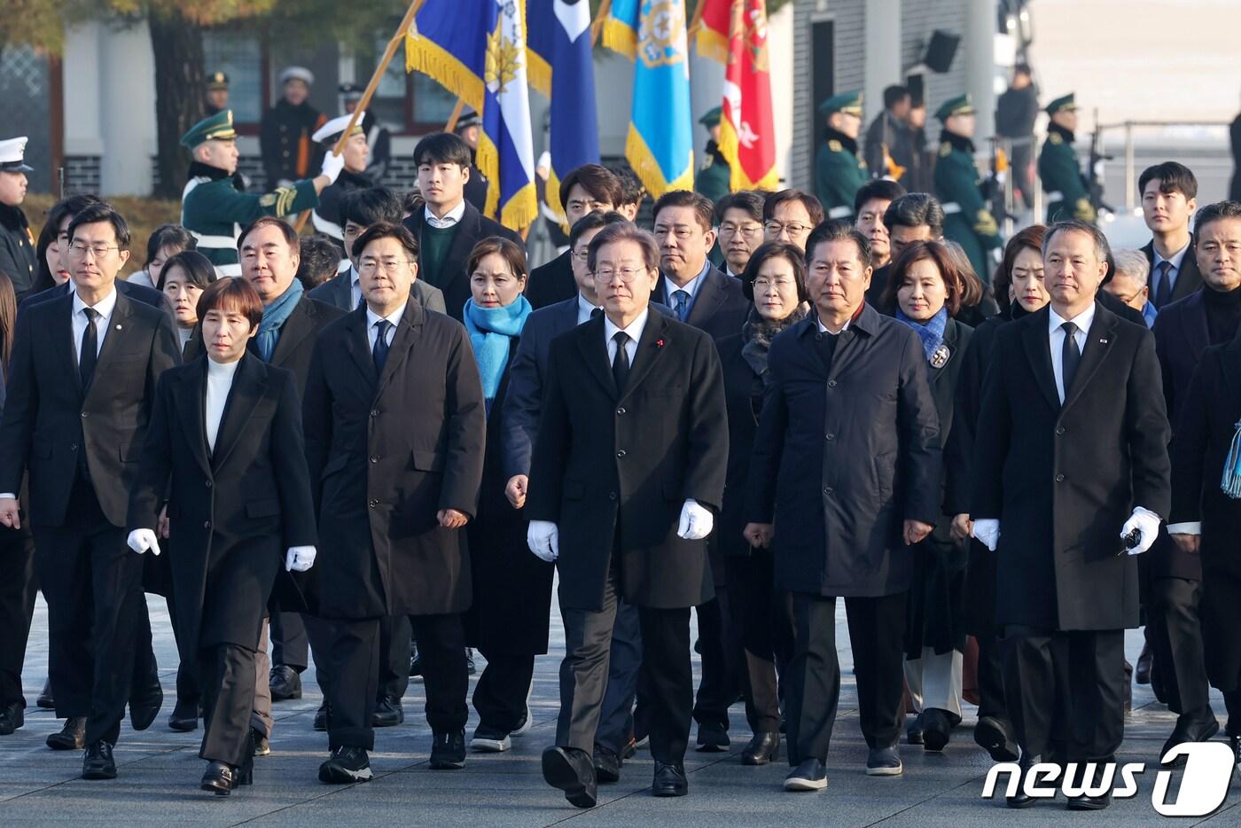 본문 이미지 - 이재명 더불어민주당 대표가 1일 오전 서울 동작구 국립서울현충원을 찾아 현충탑으로 향하고 있다. 2024.1.1/뉴스1 ⓒ News1 민경석 기자