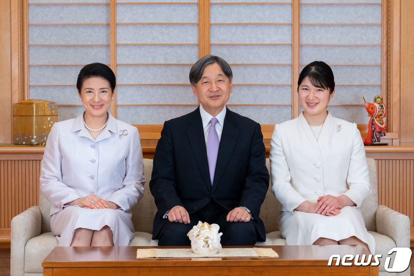 본문 이미지 - 나루히토 일왕과 미치코 마사코 왕비, 아이코 공주가 1일 (현지시간) 도쿄 아카사카 왕궁에서 새해를 맞아 사진을 찍고 있다. 2024.1.1 ⓒ AFP=뉴스1 ⓒ News1 우동명 기자