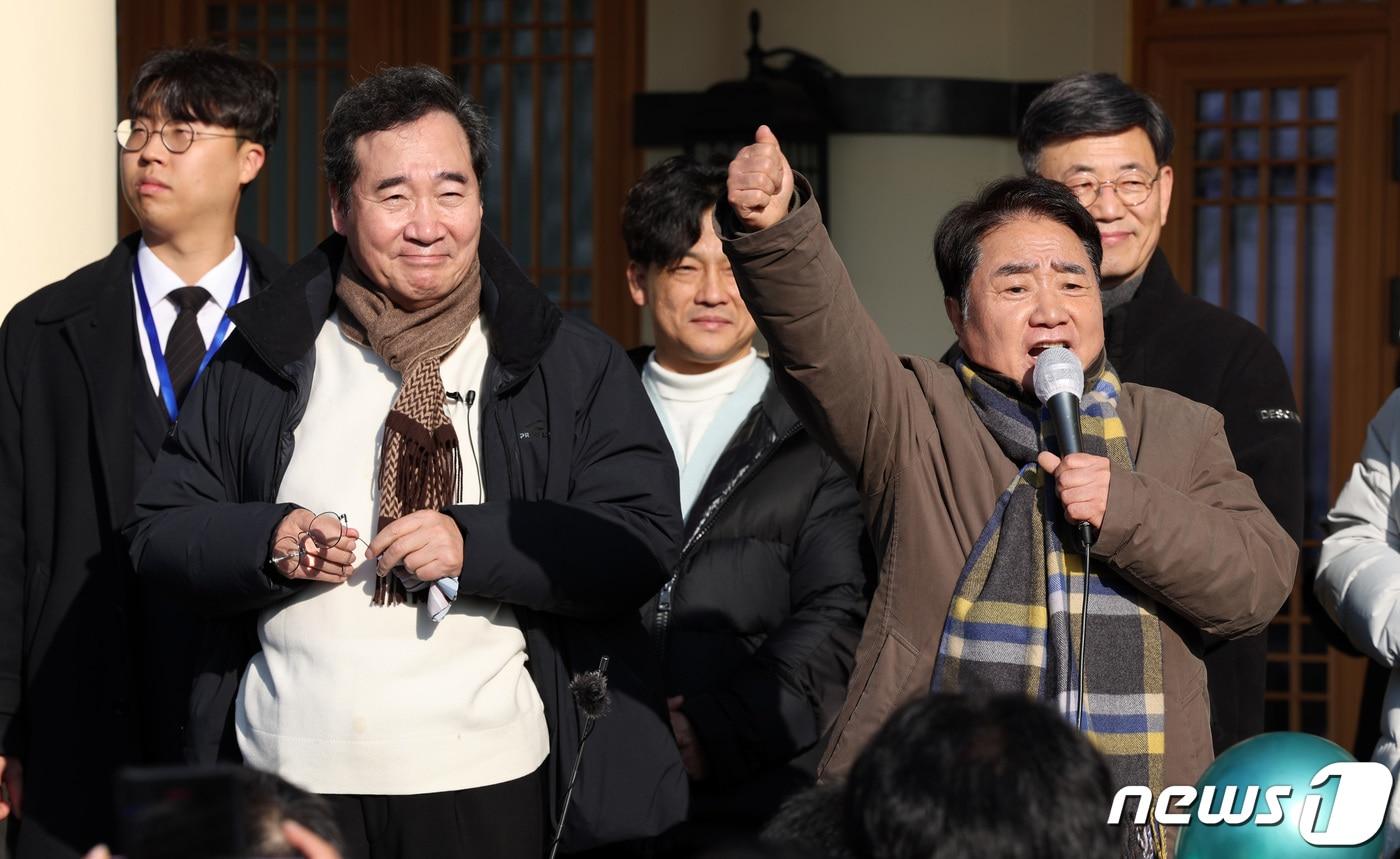본문 이미지 - 이석현 전 국회부의장(오른쪽)이 1일 오전 경기 고양시 덕양구 행주산성 충의정 앞에서 열린 이낙연 전 더불어민주당 대표 2024년 행주산성 신년 인사회에서 인사말을 하고 있다./뉴스1 ⓒ News1 김성진 기자