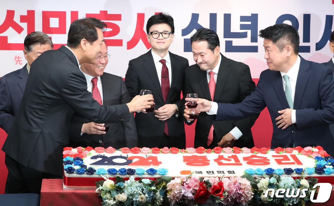 본문 이미지 - 2024년 1월 1일 한동훈 국민의힘 비상대책위원장, 윤재옥 원내대표 등이 서울 여의도 국민의힘 중앙당사에서 열린 2024년 신년인사회에서 건배를 하고 있다. 왼쪽부터 오세훈 서울시장, 안상수 상임고문, 윤 원내대표, 한 비대위원장, 장동혁 사무총장, 유의동 정책위의장. 2024.1.1 ⓒ 뉴스1 임세영 기자