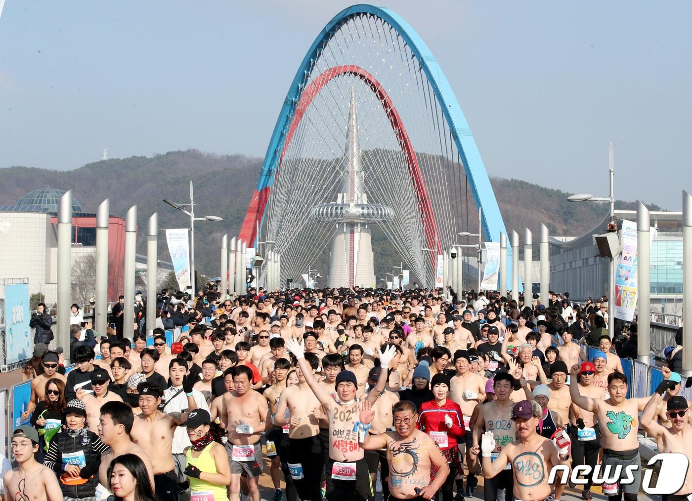 본문 이미지 - 1일 대전 엑스포다리 일대에서 열린 맥키스컴퍼니 '2024 선양 맨몸러닝페스타'에서 대회 참여자들이 힘찬 출발을 하고 있다. . 2024.1.1/뉴스1 ⓒ News1 김기태 기자