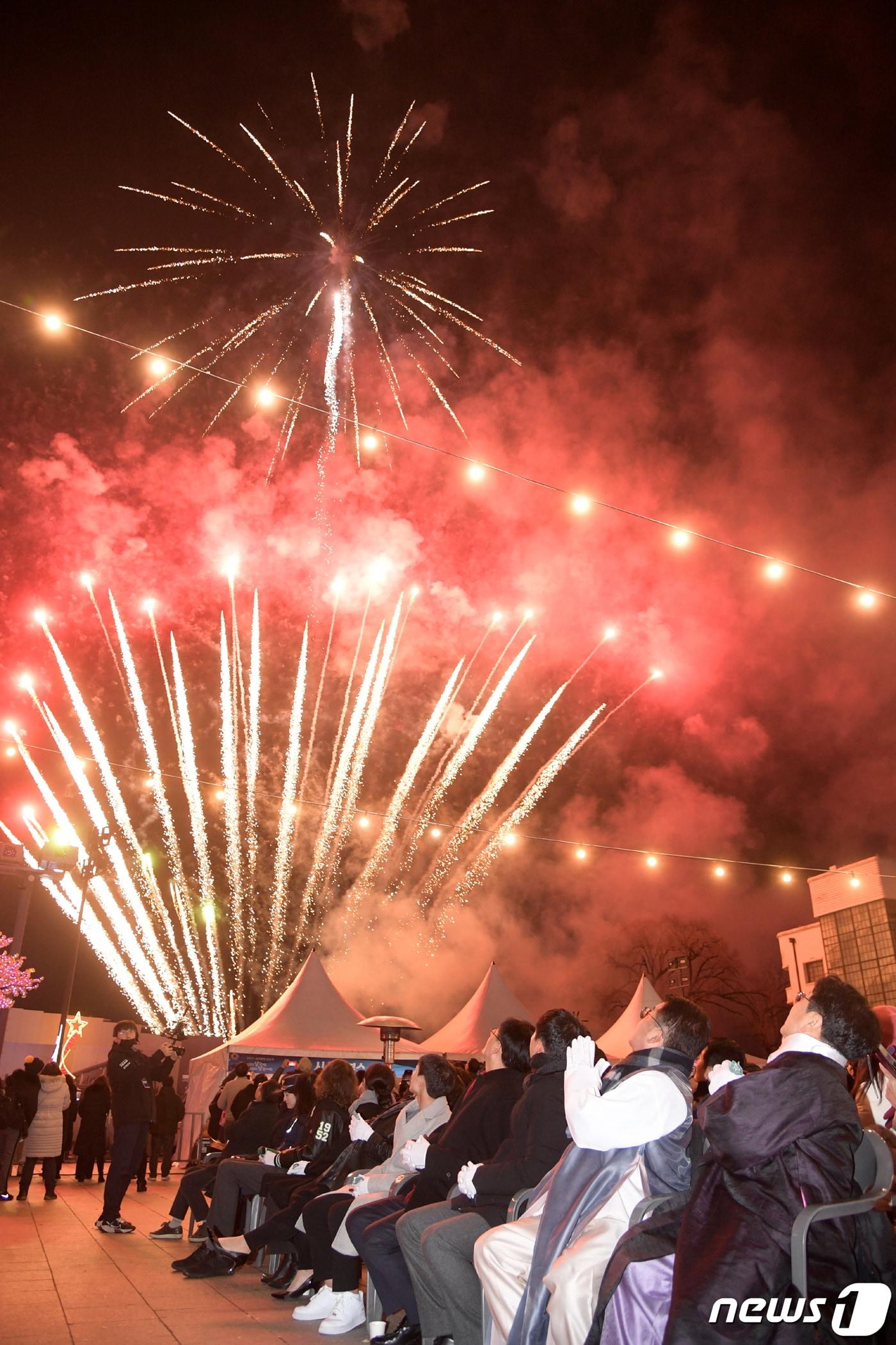 본문 이미지 - 강기정 광주시장이 2023년 1월 1일 0시 5·18민주광장에서 열린 송·신년 타종행사에 참석해 새해 불꽃쇼를 관람하고 있다.(광주시 제공)2023.1.1/뉴스1 
