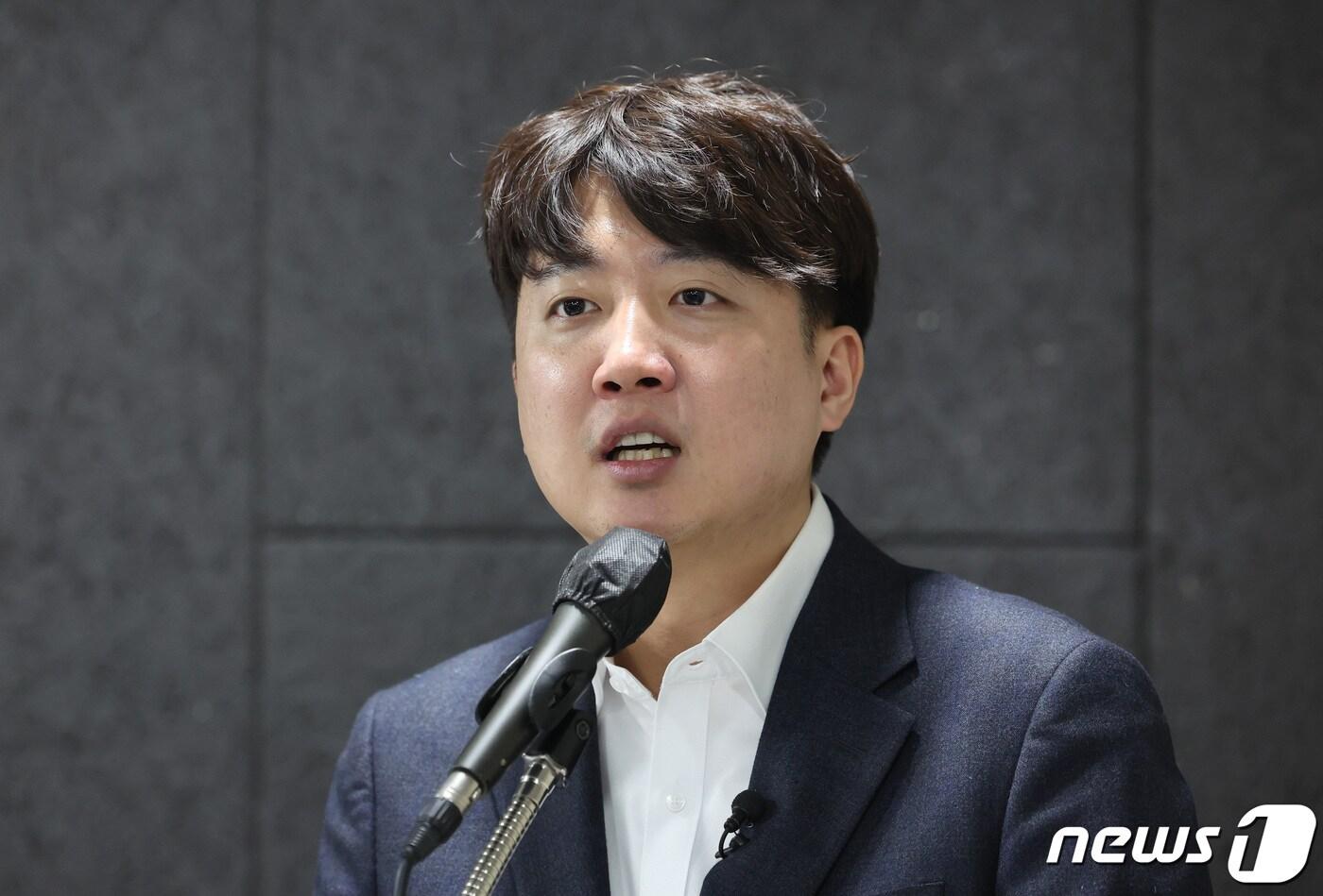 본문 이미지 - 신당 창당을 준비 중인 이준석 전 국민의힘 대표가 1일 오전 서울 용산구 서울역 대회의실에서 열린 개혁신당 신년 하례회에서 모두 발언을 하고 있다. 2024.1.1/뉴스1 ⓒ News1 박지혜 기자