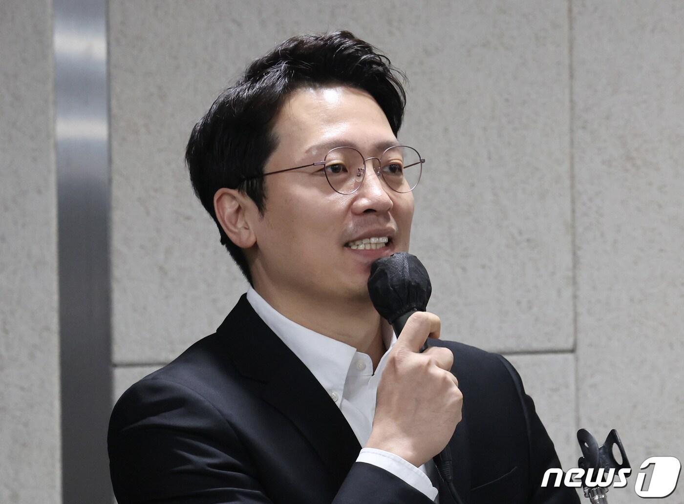 본문 이미지 - 이기인 개혁신당 대변인이 1일 오전 서울 용산구 서울역 대회의실에서 열린 개혁신당 신년 하례회에서 모두 발언을 하고 있다. 2024.1.1/뉴스1 ⓒ News1 박지혜 기자