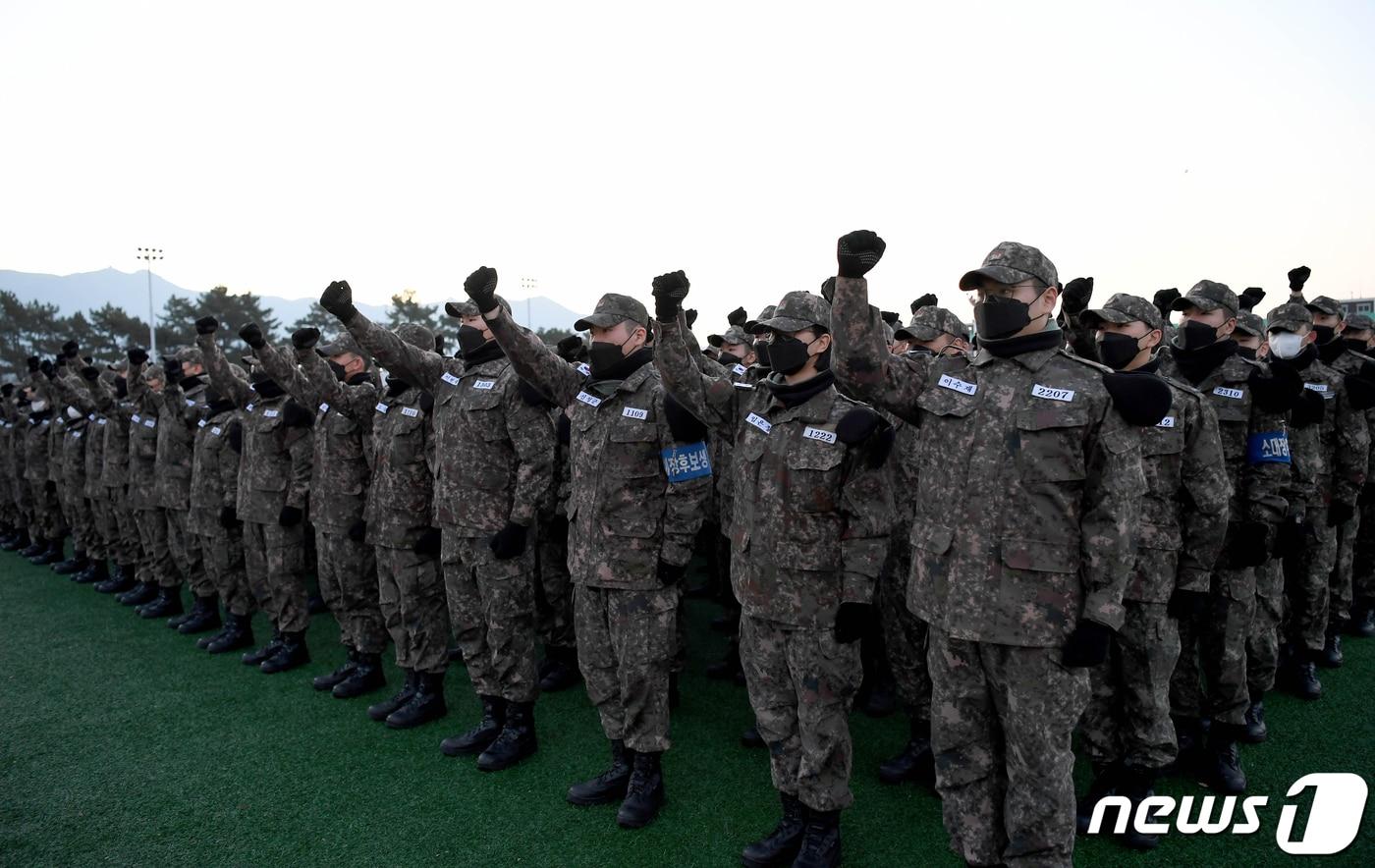 본문 이미지 - 지난 1일 해군 교육사령부에서 교육훈련중인 해군 부사관 후보생(282기).<자료사진>(해군 제공) 2024.1.1/뉴스1