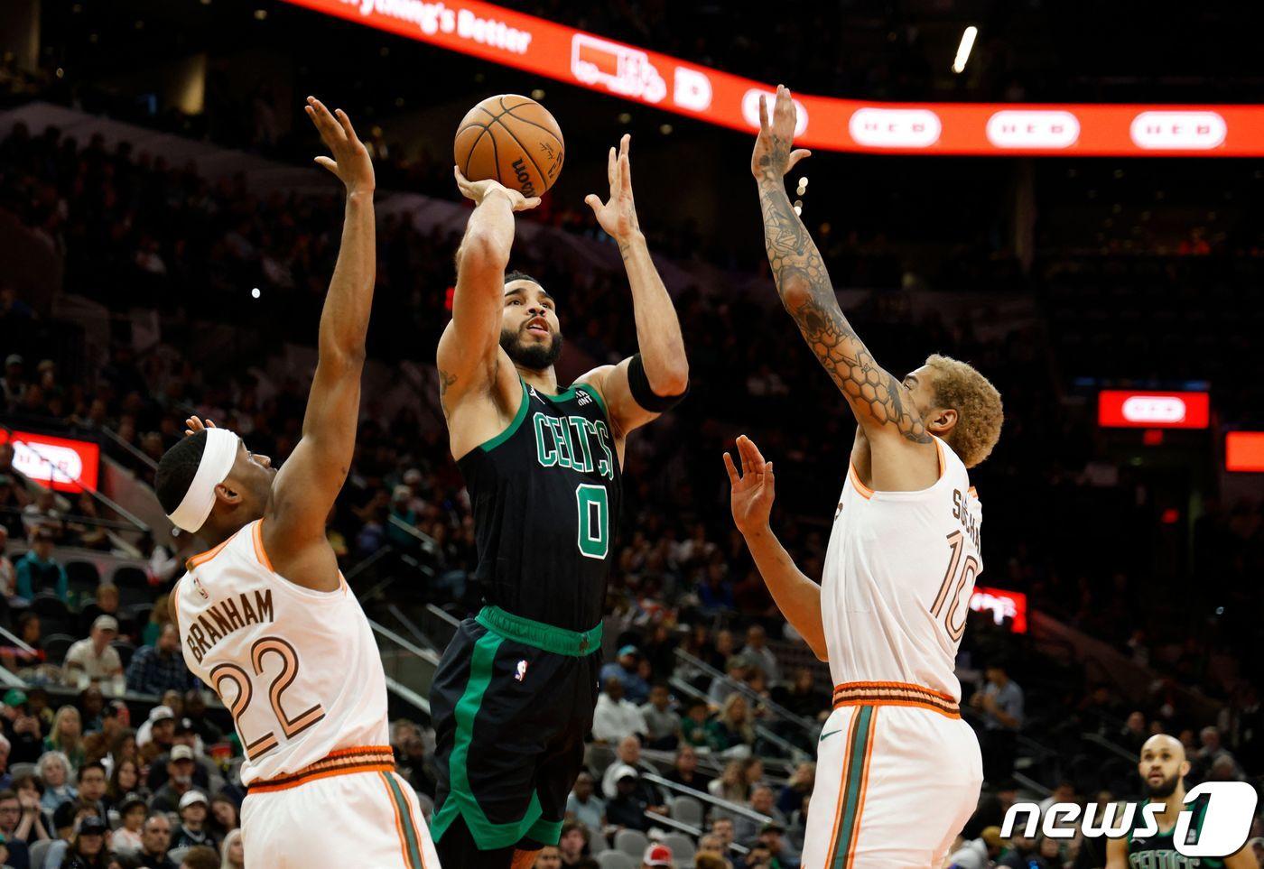 보스턴 셀틱스의 제이슨 테이텀(가운데)이 1일(한국시간) 열린 2023-24 NBA 샌안토니오 스퍼스전에서 슛을 시도하고 있다. ⓒ AFP=뉴스1