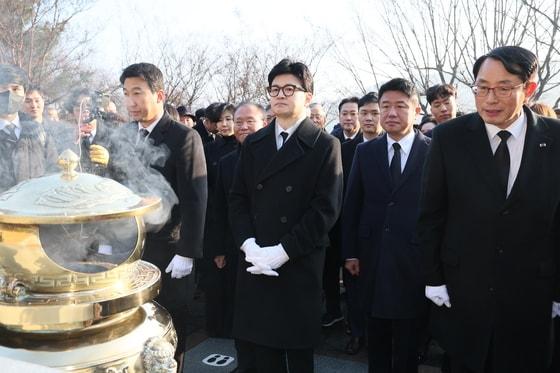 본문 이미지 - 한동훈 국민의힘 비상대책위원장이 1일 오전 서울 동작구 국립서울현충원을 찾아 김대중 前 대통령 묘역을 참배하고 있다. (국민의힘 제공) 2024.1.1/뉴스1 ⓒ News1 임세영 기자