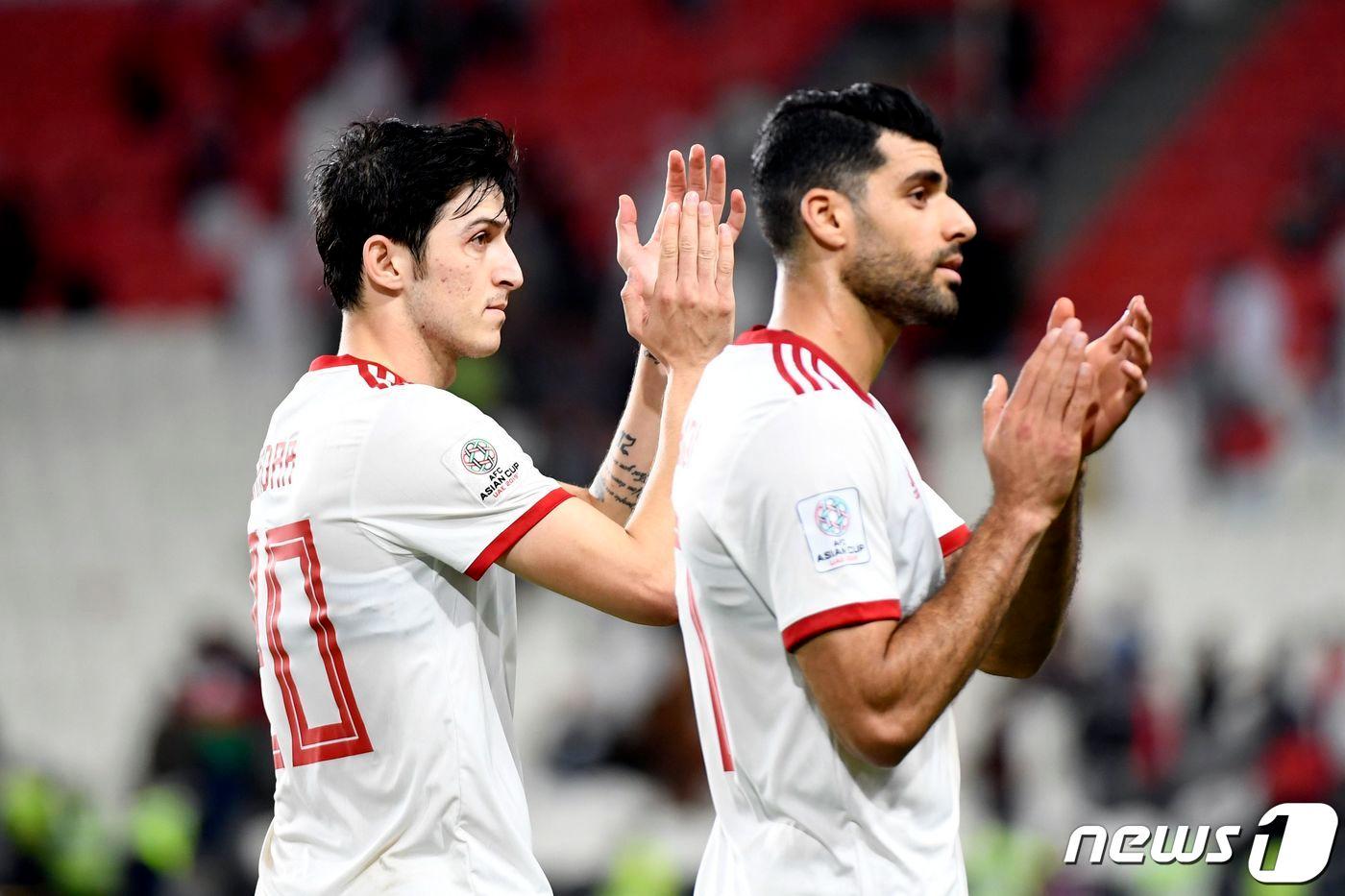 이란 축구 대표팀의 간판 공격수 메흐디 타레미(오른쪽)와 사르다르 아즈문. ⓒ AFP=뉴스1