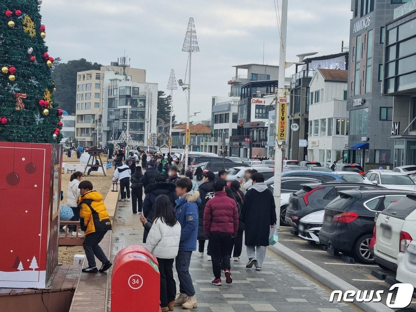 본문 이미지 - 갑진년 새해 첫날인 1일 커피해변으로 유명한 강릉 안목해변을 찾은 해맞이객들 .2024.1.1/뉴스1 윤왕근 기자