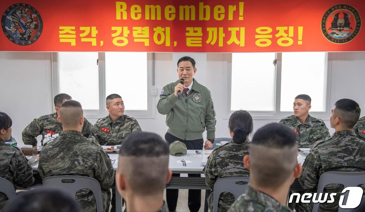 본문 이미지 - 신원식 국방부 장관이 1일 해병대 제2사단(청룡부대)를 찾아 장병들을 격려하고 있다. (국방부 제공) 2024.1.1/뉴스1