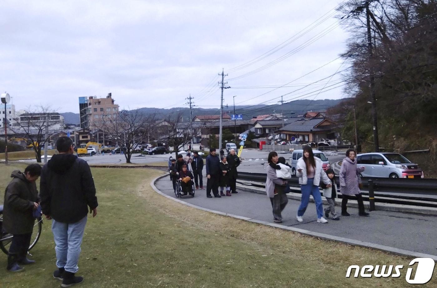 1일 일본 이시카와현 와지마에서 주민들이 여진과 쓰나미를 피해 더 안전한 곳으로 대피하고 있다. 이시카와현에서는 이날 규모 7.6의 강진이 발생했다. 2024.01.01/ ⓒ 로이터=뉴스1 ⓒ News1 권진영 기자