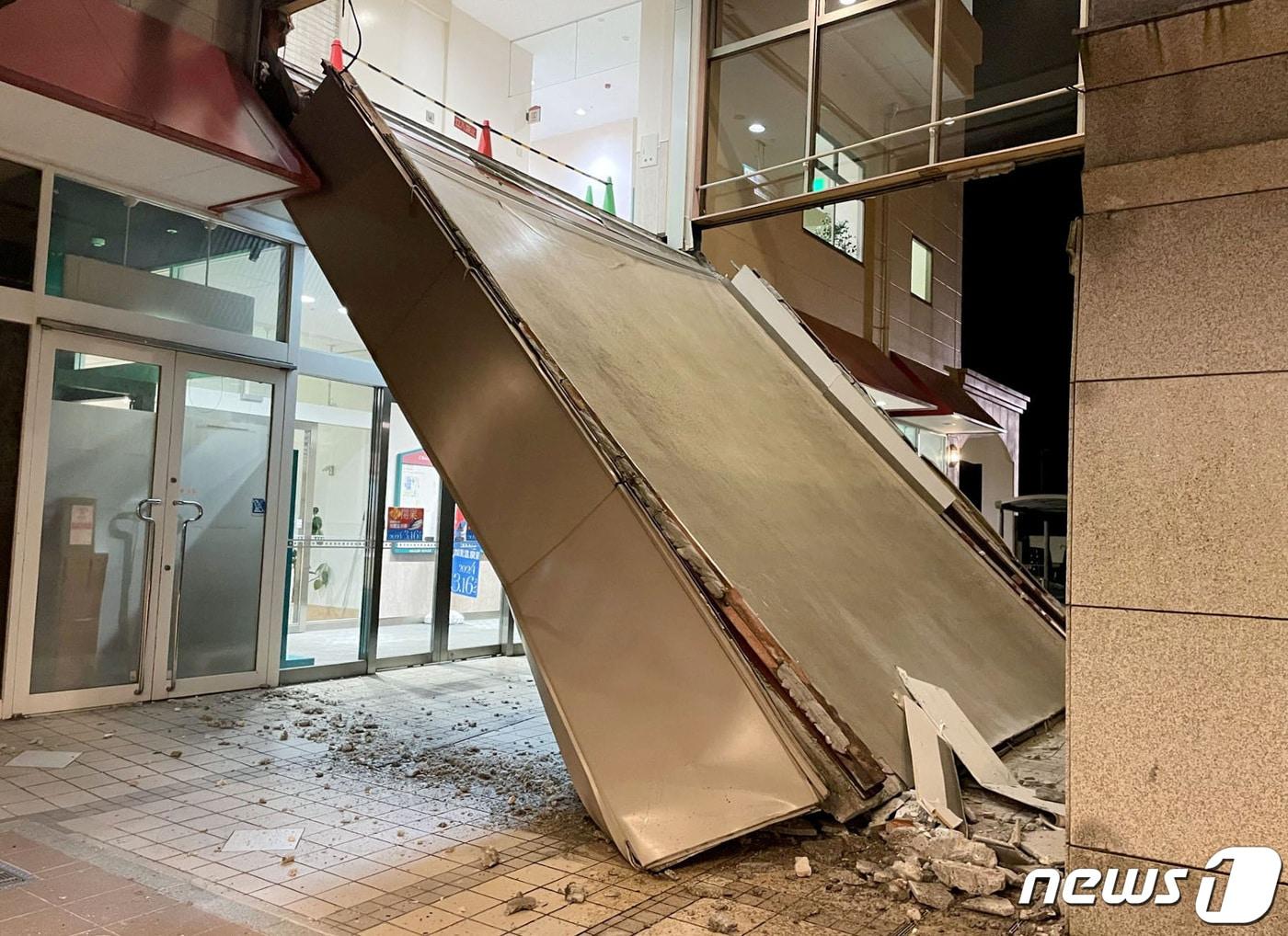 본문 이미지 - 1일 일본 이시카와현 가가시에서 지진으로 붕괴된 상업시설의 모습. 일본 기상청에 따르면 이날 오후 4시10분쯤 일본 혼슈(本州) 이시카와현 노토 지역에서 규모 7.6 지진이 발생했다. 2023.01.01/뉴스1 ⓒ 로이터=뉴스1 ⓒ News1 김민수 기자
