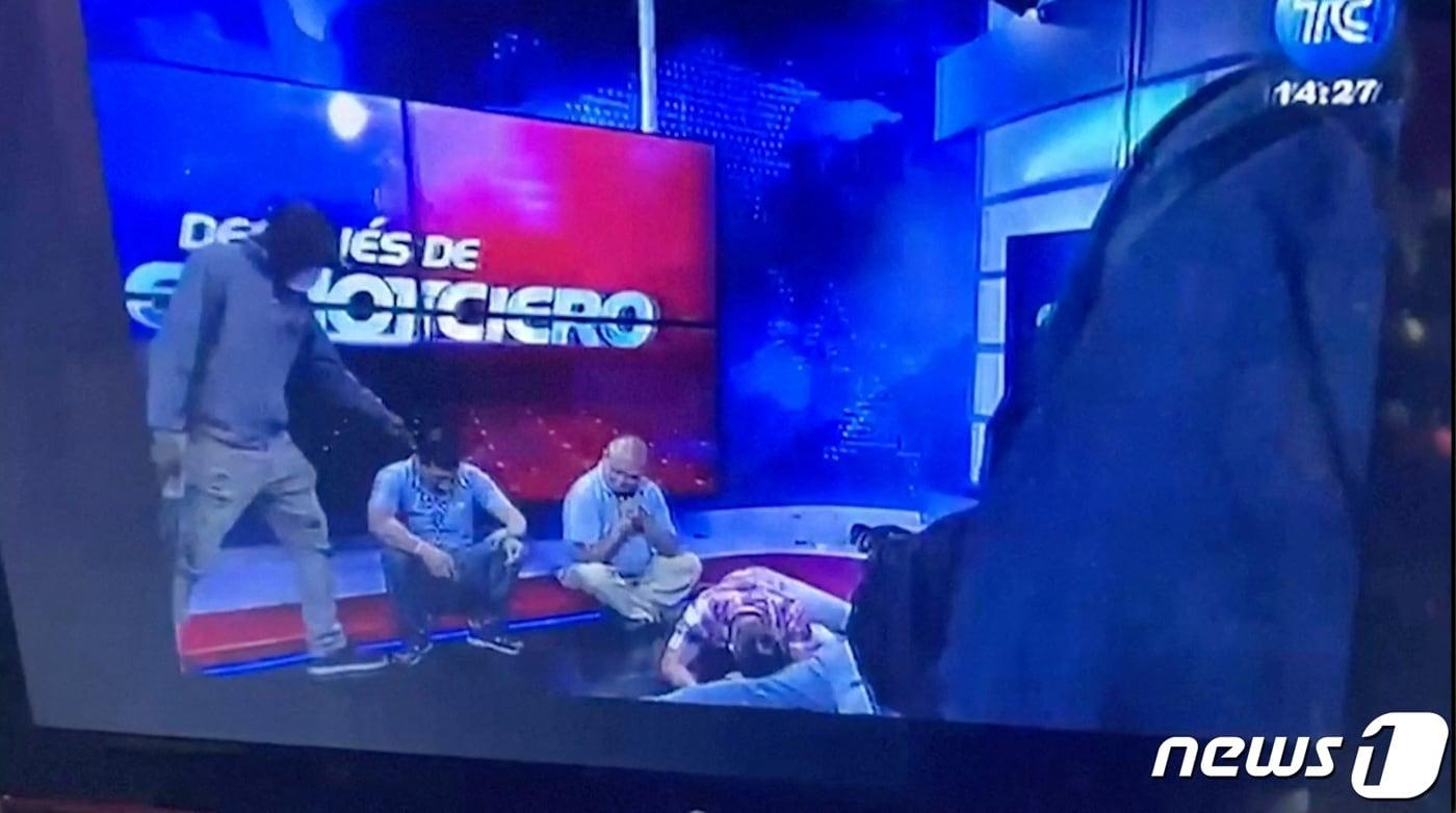 본문 이미지 - 9일(현지시간) 에콰도르 과야킬에서 현지 방송국 TC가 갱단의 침입을 받아 총성과 고함소리가 생방송 중 송출되는 일이 발생했다. 2024.01.09 ⓒ 로이터=뉴스1 ⓒ News1 정지윤 기자