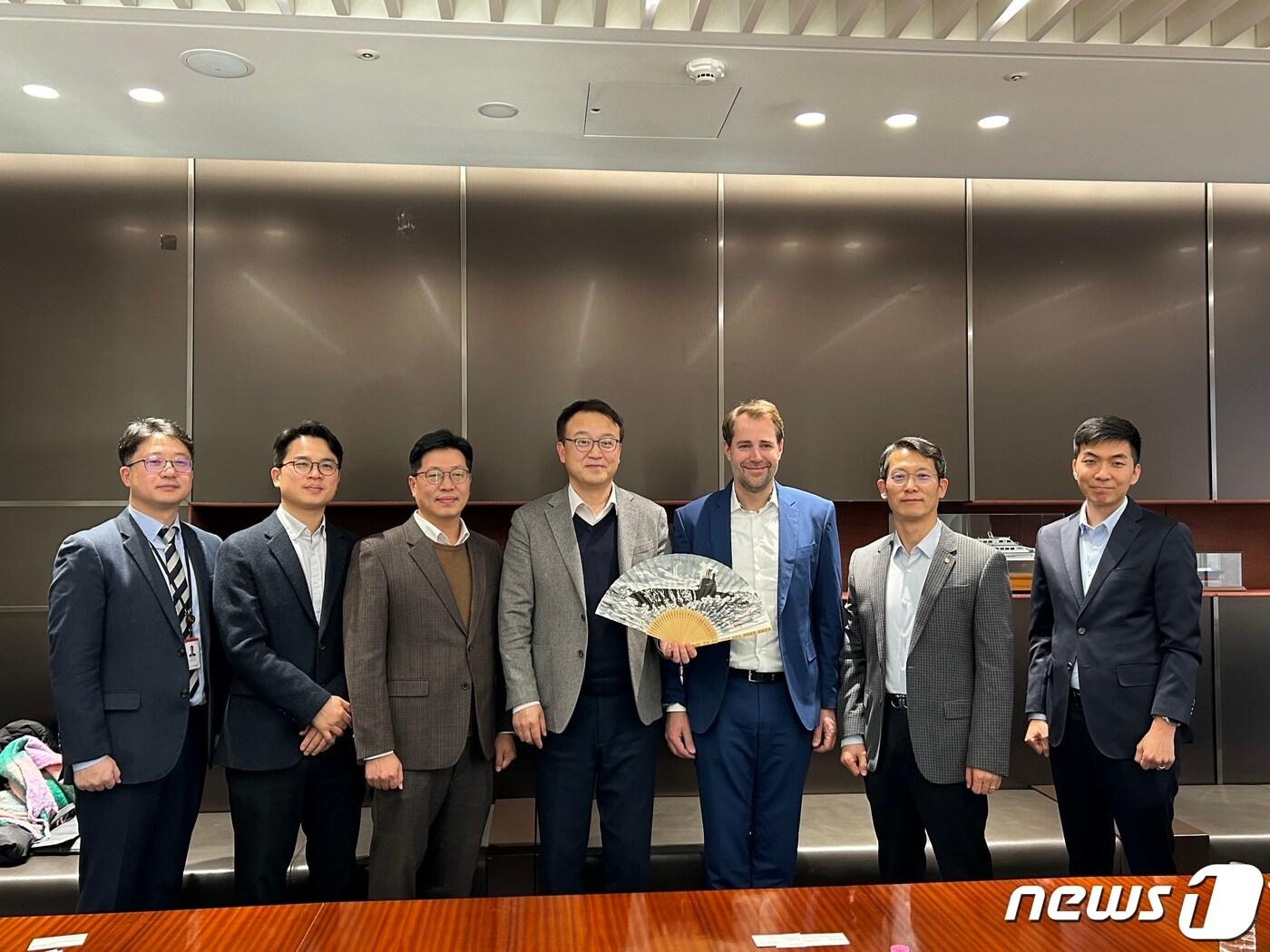 본문 이미지 - 9일 한화오션과 가블러 관계자가 잠수함 양강 마스트분야 유지·보수·정비 사업 상생 협력 강화를 위한 협의와 기술협약을 체결하고 있다.(한화오션 제공)