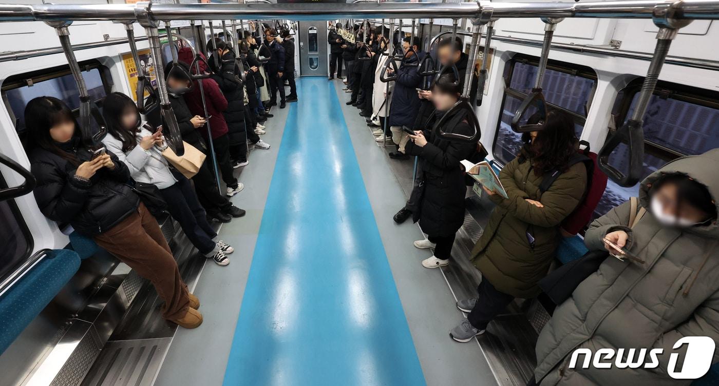 본문 이미지 - 10일 오전 서울 지하철 4호선 의자없는 칸에서 시민들이 서서 출근을 하고 있다. 서울교통공사는 출퇴근 시간에 사람이 너무 많다는 지적에 열차 한 칸을 의자 없이 운행하는 시범 사업을 시작했다. 다만, 노약자석과 임산부 배려석은 유지된다. 2024.1.10/뉴스1 ⓒ News1 김명섭 기자
