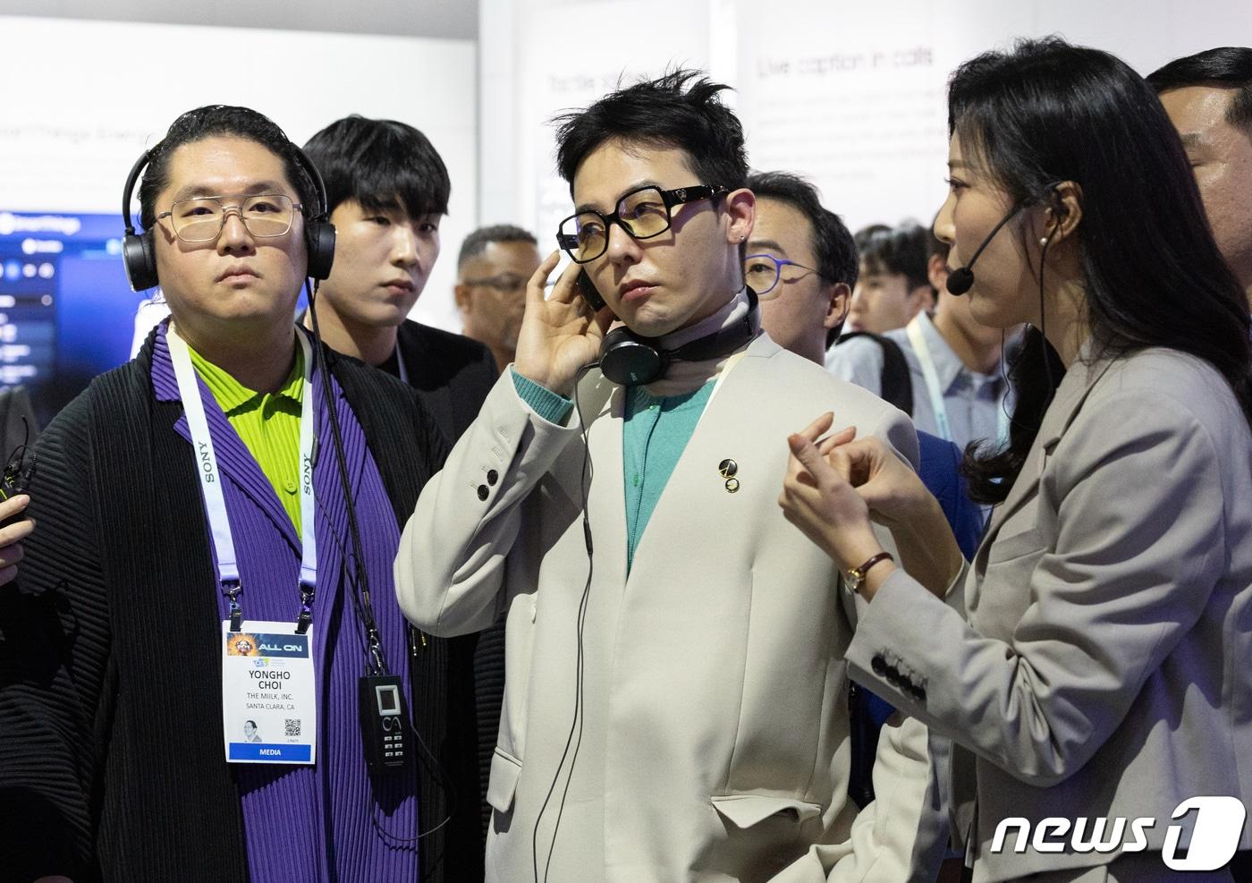 가수 지드래곤이 9일(현지시간) 미국 네바다주 라스베이거스 컨벤션센터(LVCC)에서 열린 세계 최대 가전·IT(정보기술) 전시회 'CES 2024'에 참석해 삼성전자 부스를 살펴보고 있다. 2024.1.10/뉴스1 ⓒ News1 이재명 기자