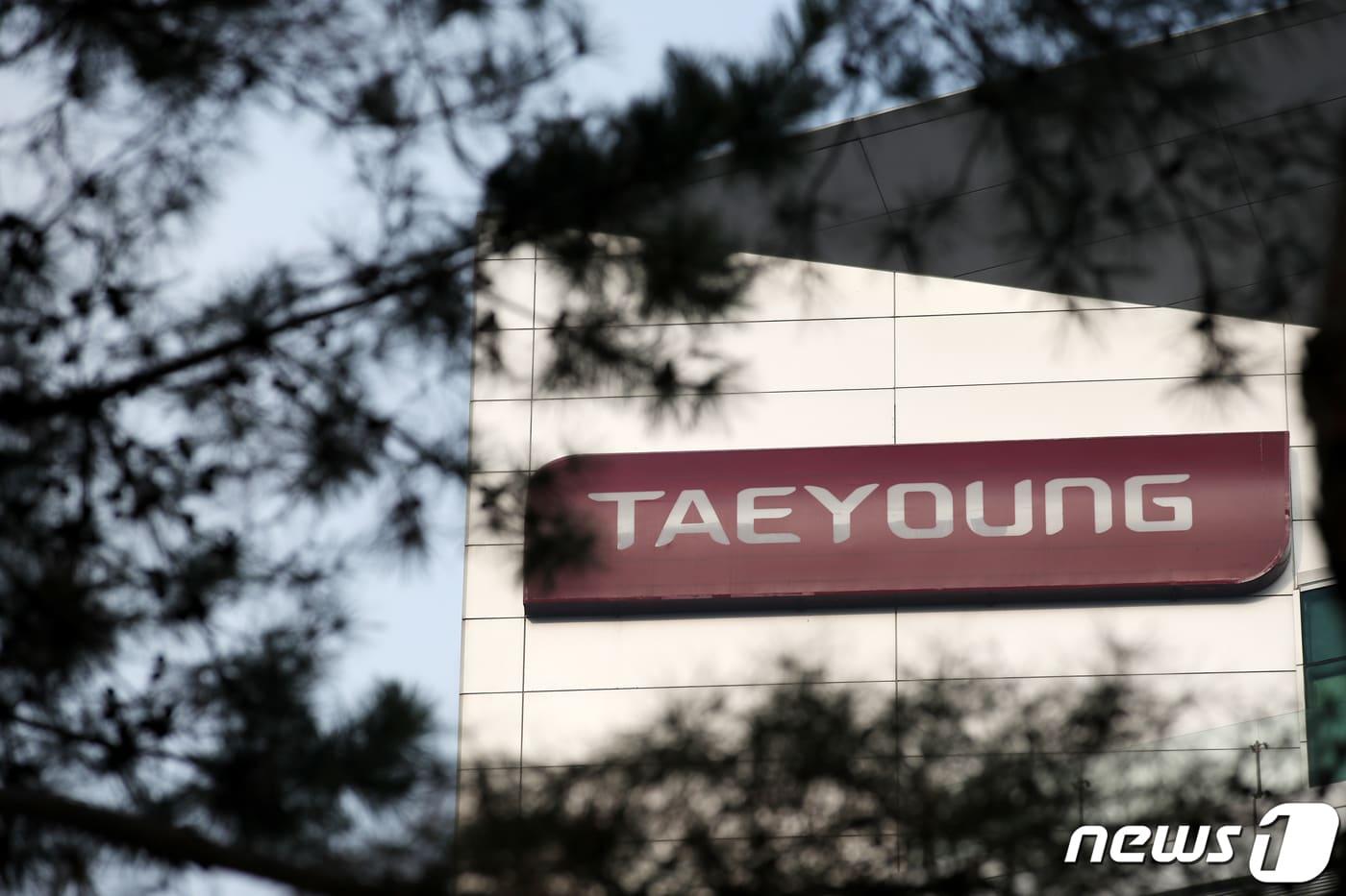 본문 이미지 - 산업은행이 태영건설 기업재무구조개선(워크아웃) 투표일을 하루 앞둔 10일 5대 은행 및 기업은행 등 태영건설의 주요 채권자를 대상으로 지난 8일 취소됐던 채권단 회의를 연다. 전날 태영그룹은 대주주가 보유한 티와이홀딩스 지분과 티와이홀딩스가 보유한 SBS지분을 담보로 제공하겠다는 추가자구안을 내놓은 바 있다. 산업은행은 태영그룹이 내놓은 추가 자구안에 기반해 채권자들과 협상을 이어갈 예정이다. 워크아웃을 개시하려면 채권단 75%의 동의를 얻어야 한다. 사진은 이날 서울 여의도 태영건설. 2024.1.10/뉴스1 ⓒ News1 이승배 기자