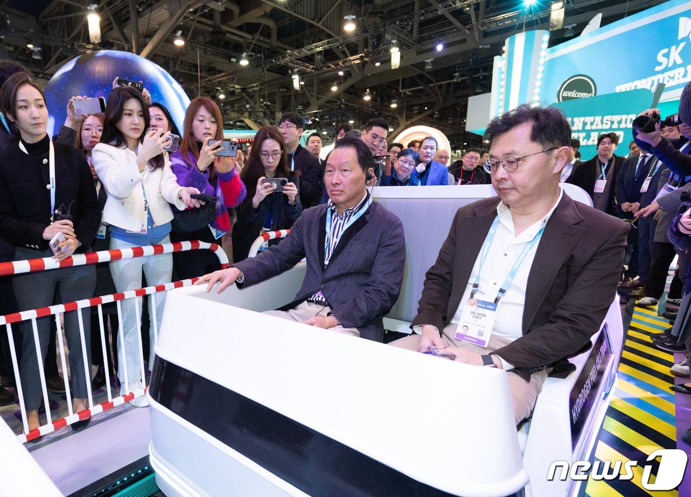 본문 이미지 - 최태원 SK그룹 회장이 지난 2023년 1월9일(현지시간) 미국 네바다주 라스베이거스 컨벤션센터(LVCC)에서 열린 세계 최대 가전·IT(정보기술) 전시회 'CES 2024'에 마련된 SK 전시관에서 수소연료전지로 이동 할 수 있는 열차를 체험하고 있다. 2023.1.10/뉴스1 ⓒ News1 이재명 기자