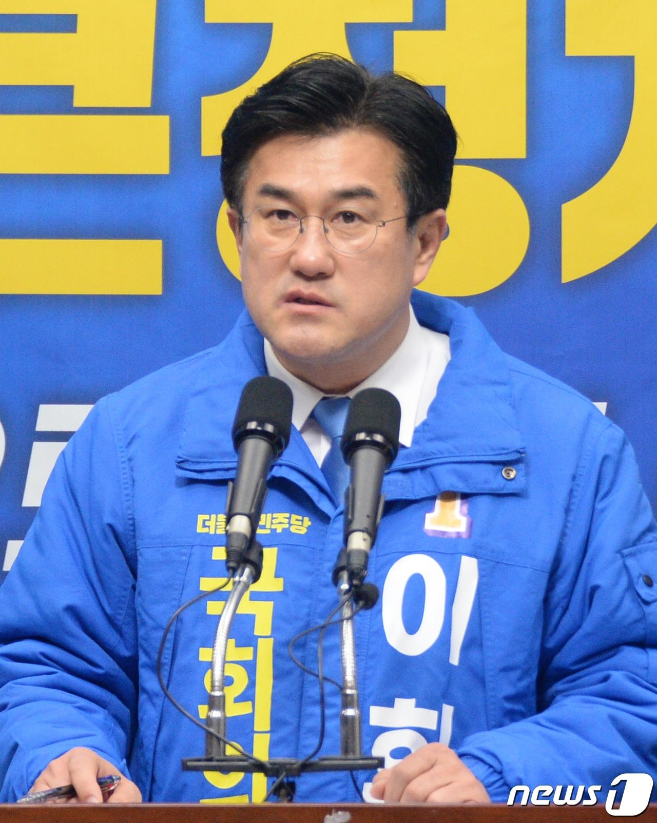 본문 이미지 - 이희성 더불어민주당 익산을 국회의원 예비후보가 10일 전북 전주시 전북도의회에서 기자회견을 열고 질의에 답변하고 있다. 2024.1.10/뉴스1 ⓒ News1 유경석 기자