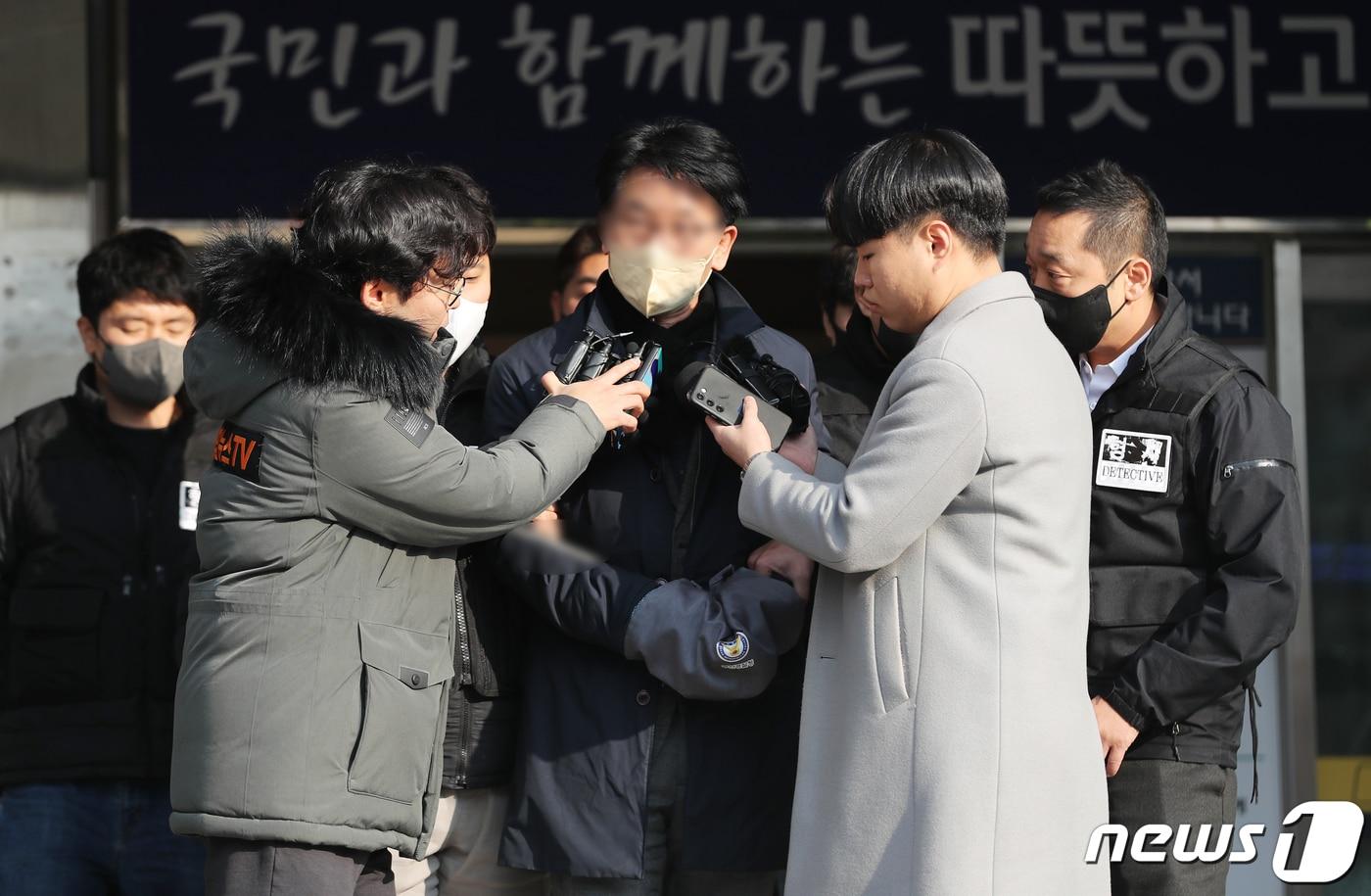 본문 이미지 - 이재명 더불어민주당 대표를 살해하려고 흉기를 휘두른 혐의(살인미수)로 구속된 김모씨가 10일 오전 부산 연제구 연제경찰서에서 검찰로 송치되고 있다. 2024.1.10/뉴스1 ⓒ News1 윤일지 기자