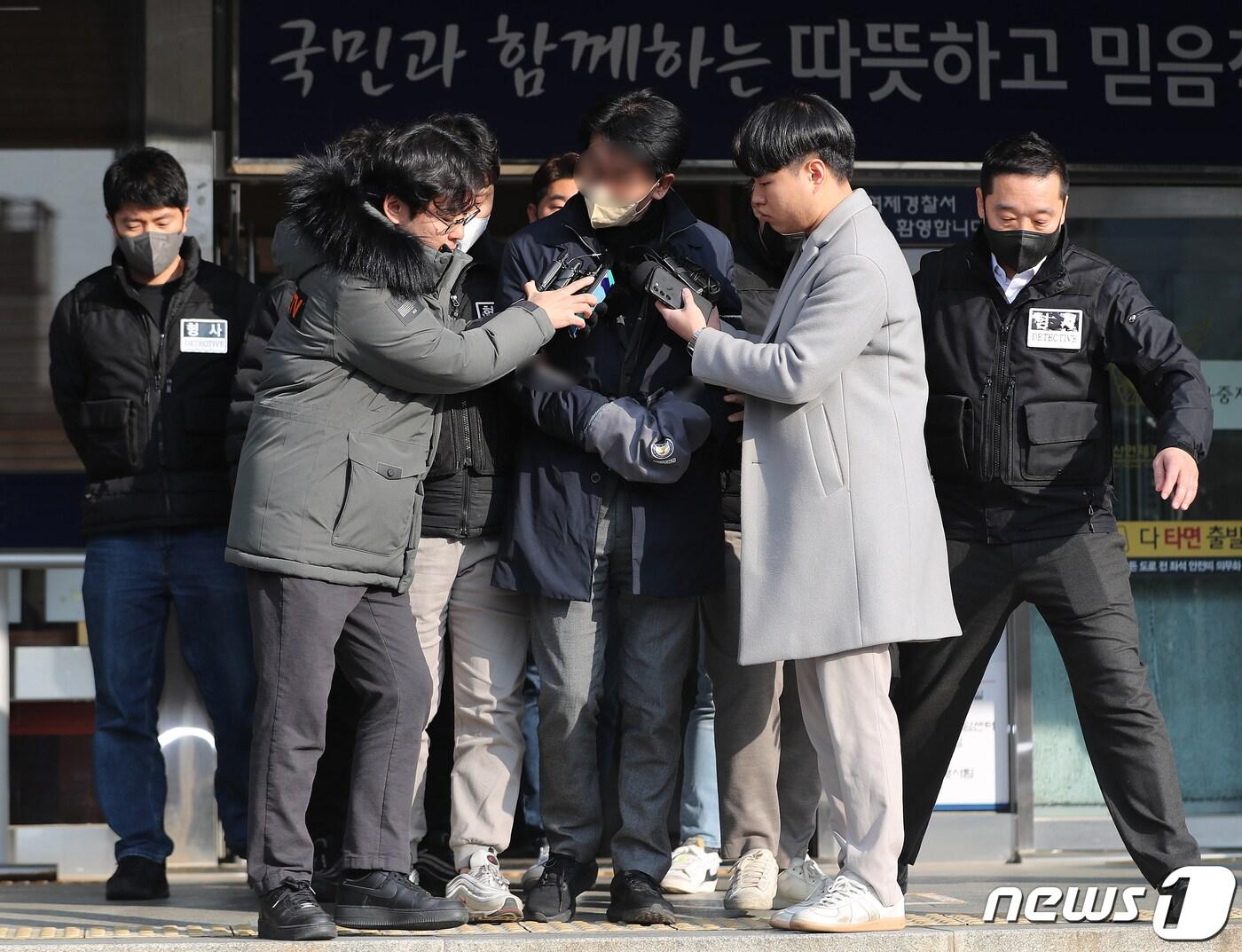 본문 이미지 - 이재명 더불어민주당 대표를 살해하려고 흉기를 휘두른 혐의(살인미수)로 구속된 피의자 김모씨가 지난 1월10일 오전 부산 연제구 연제경찰서에서 검찰로 송치되고 있다. 2024.1.10/뉴스1 ⓒ News1 윤일지 기자