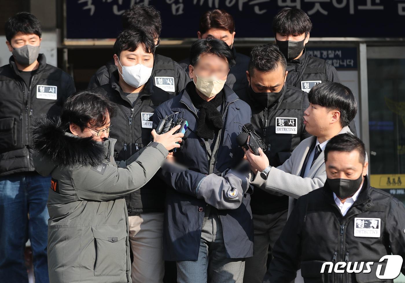 이재명 더불어민주당 대표를 살해하려고 흉기를 휘두른 혐의(살인미수)로 구속된 피의자 김모씨가 10일 오전 부산 연제구 연제경찰서에서 검찰로 송치되고 있다. 2024.1.10/뉴스1 ⓒ News1 윤일지 기자