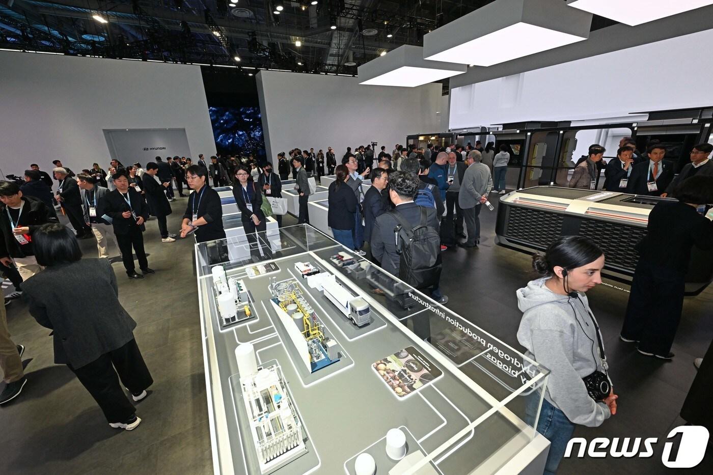본문 이미지 - 9일(현지시간) 미국 라스베이거스에서 열린 CES 2024에서 현대자동차 부스를 찾은 관람객들이 전시물을 둘러보고 있는 모습. (현대자동차 제공) 2024.1.10/뉴스1