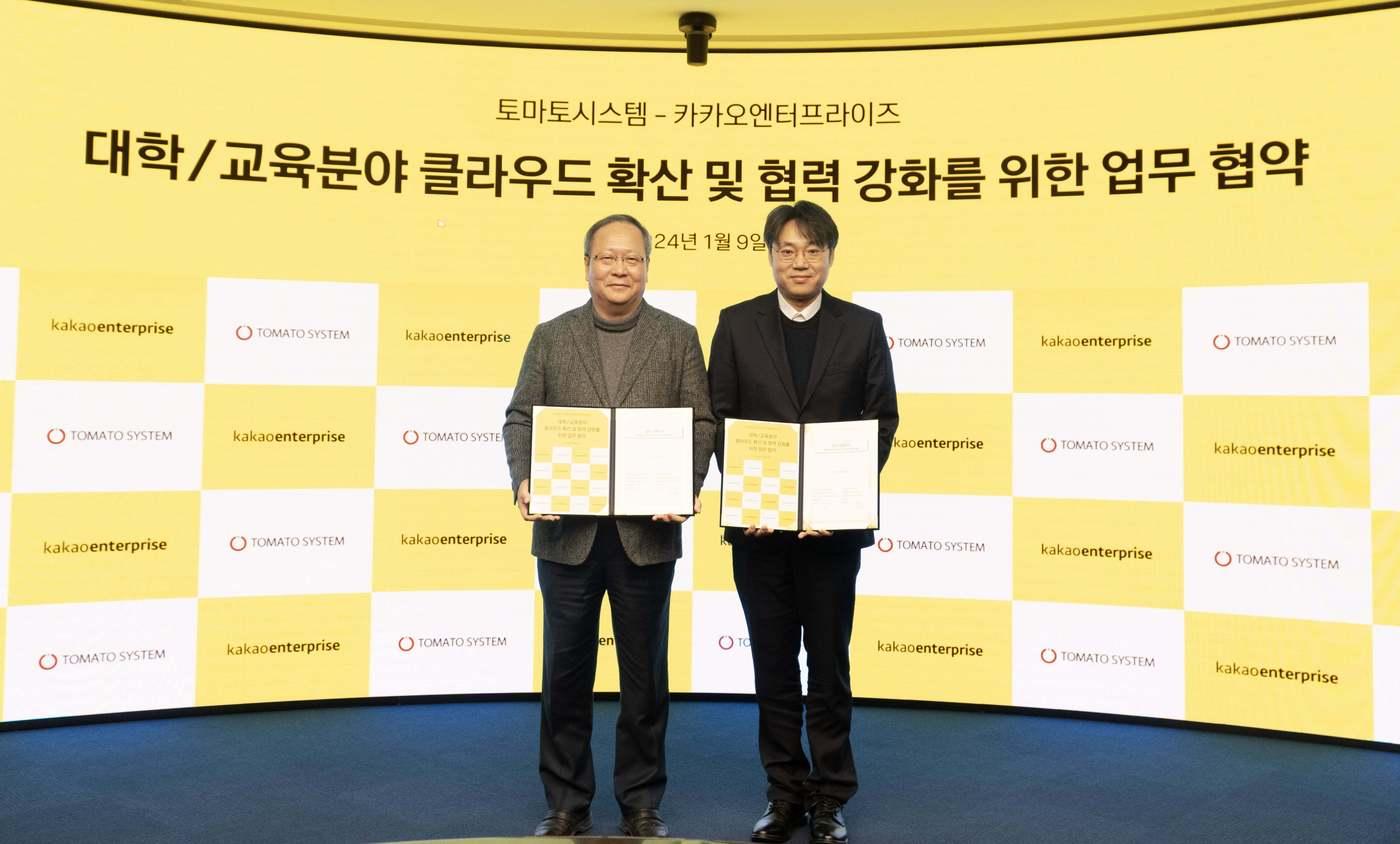 김학근 토마토시스템 부사장(왼쪽)과 이재한 카카오엔터프라이즈 사업부문장. (카카오엔터프라이즈 제공)
