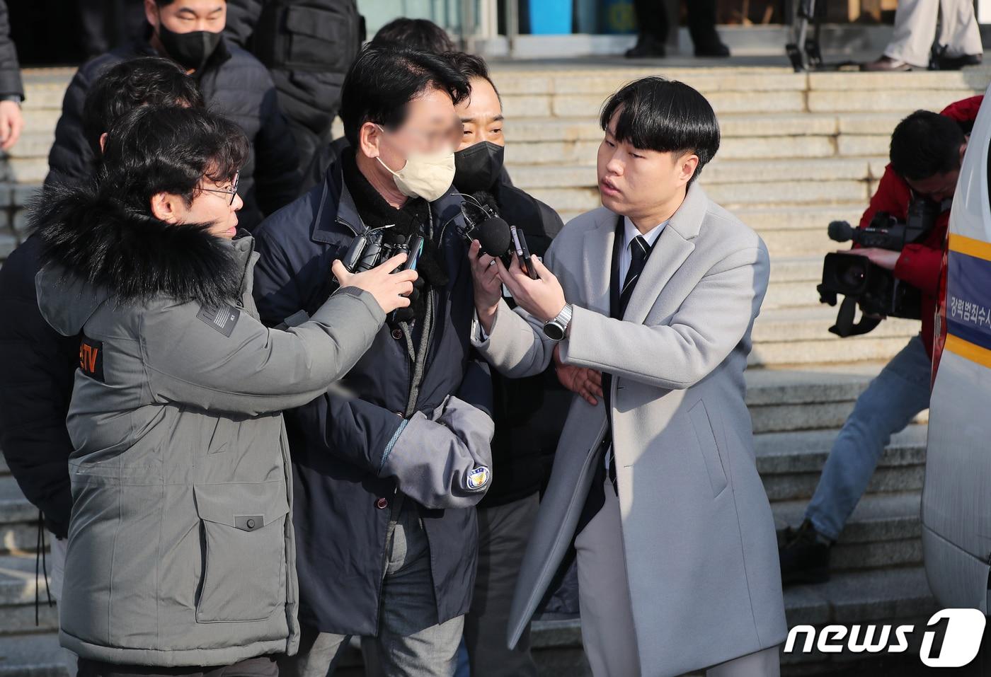 이재명 더불어민주당 대표를 살해하려고 흉기를 휘두른 혐의(살인미수)로 구속된 피의자 김모씨가 10일 오전 부산 연제구 연제경찰서에서 검찰로 송치되고 있다. 2024.1.10/뉴스1 ⓒ News1 윤일지 기자