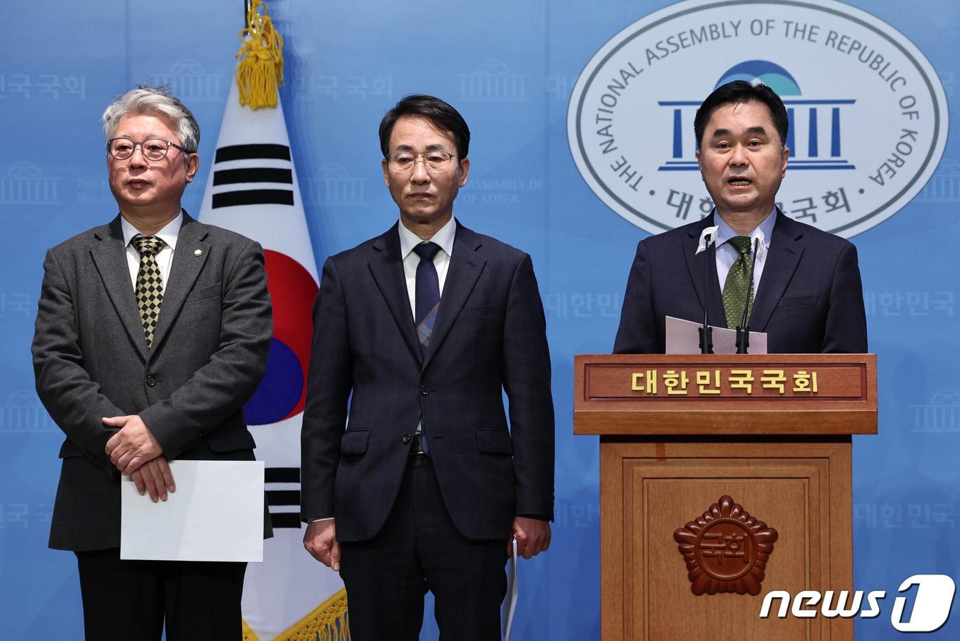 본문 이미지 - 더불어민주당 비명계 모임인 '원칙과 상식'' 조응천(왼쪽), 이원욱, 김종민 의원이 10일 오전 서울 여의도 국회 소통관에서 탈당 기자회견을 하고 있다. 2024.1.10/뉴스1 ⓒ News1 구윤성 기자