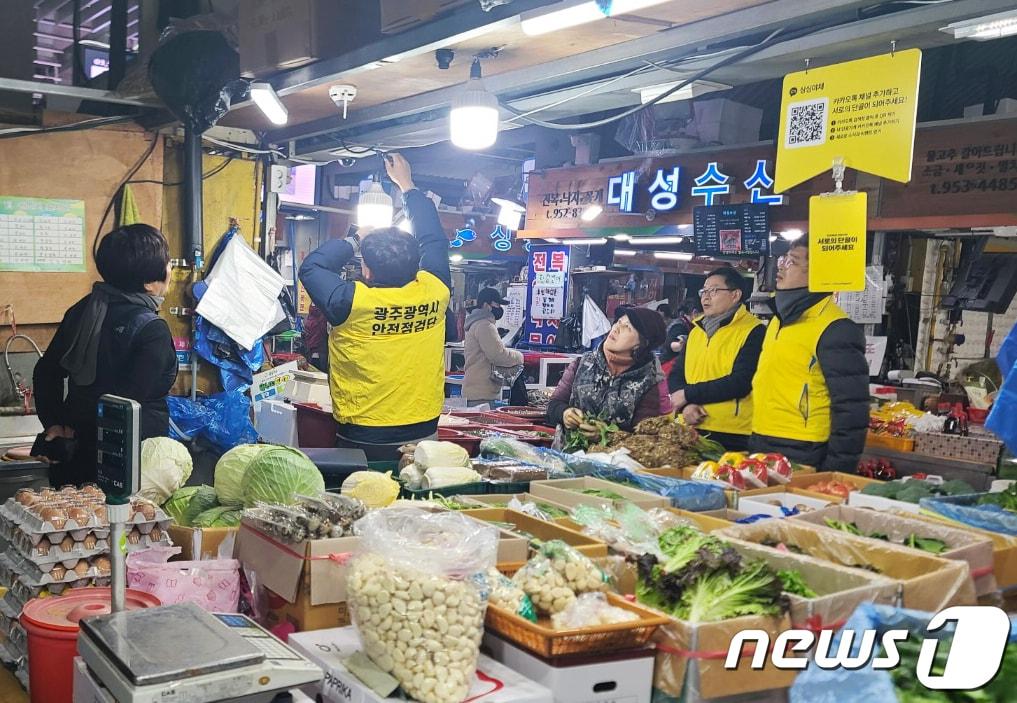본문 이미지 - 광주시 안전점검단이 광산구 월곡시장 내 화재 취약시설 안전점검을 하고 있다.(광주시 제공)/뉴스1