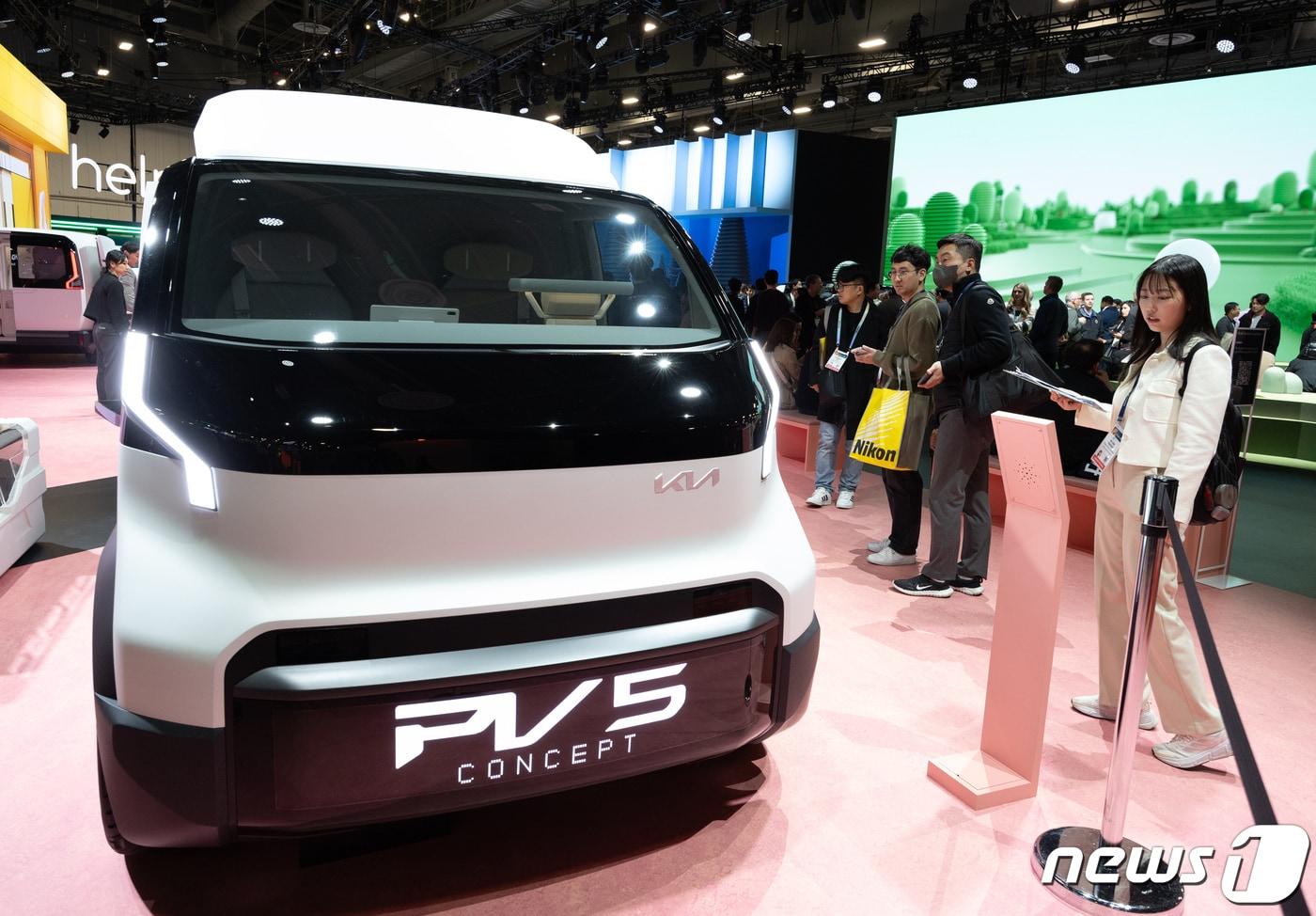 본문 이미지 - 세계 최대 가전·IT(정보기술) 전시회 'CES 2024' 개막 첫 날인 9일(현지시간) 미국 네바다주 라스베이거스 컨벤션센터(LVCC) 웨스트홀에 마련된 기아 전시관을 찾은 관람객들이 다양한 제품을 살펴보고 있다. 2024.1.10/뉴스1 ⓒ News1 이재명 기자