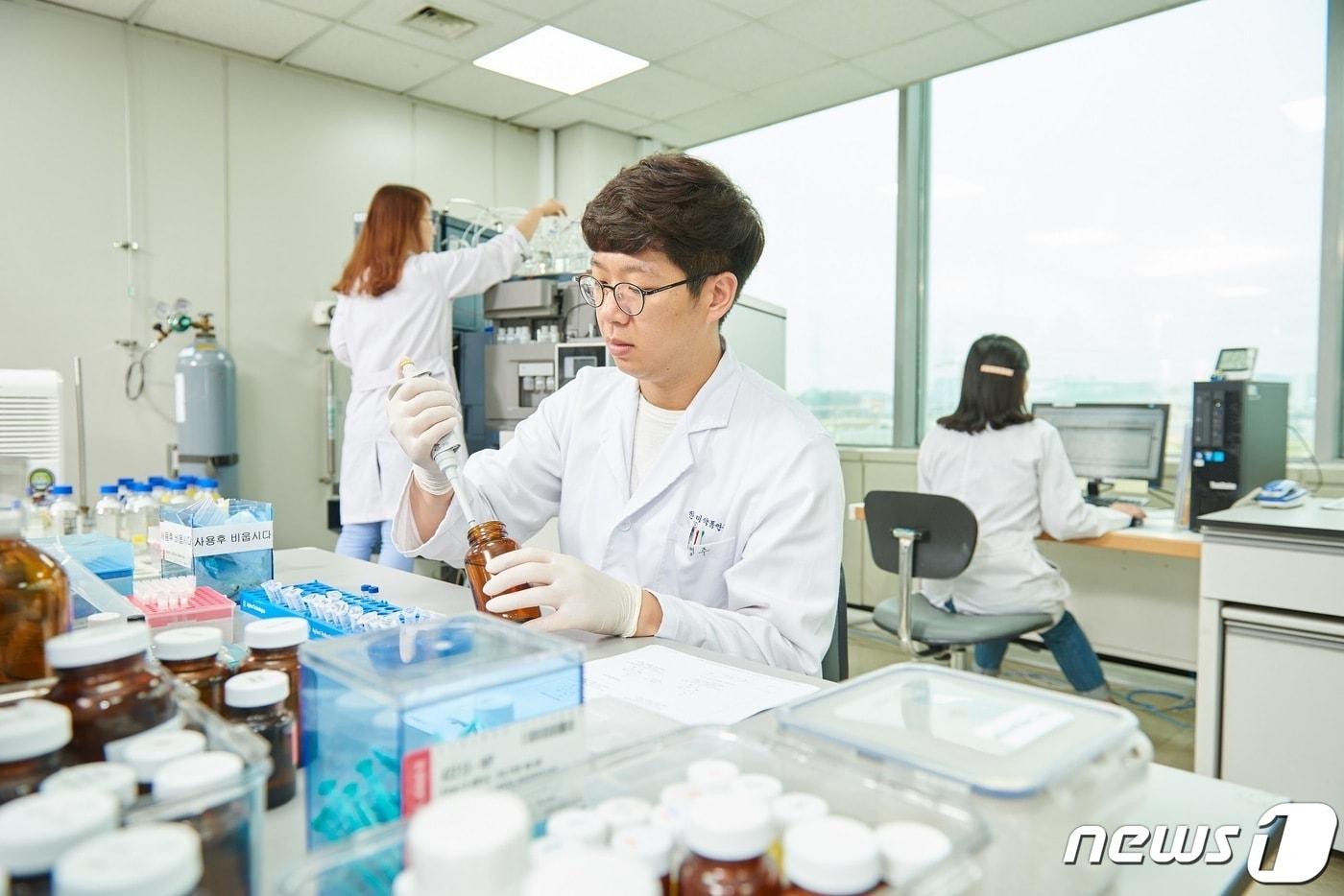 본문 이미지 - 한미약품 연구원이 후보물질 품질 연구를 하고 있다.(한미약품 제공)/뉴스1 ⓒ News1