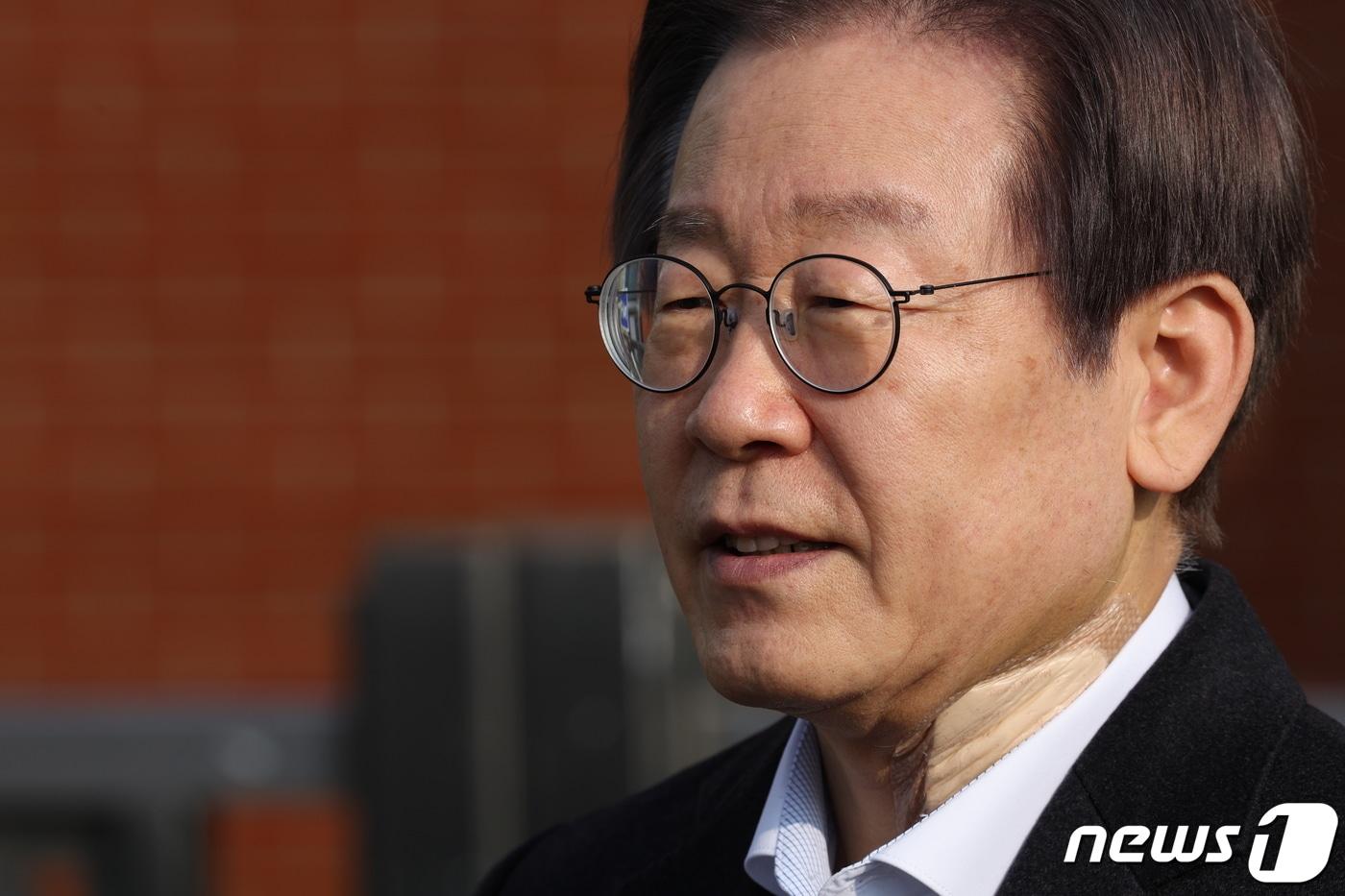 본문 이미지 - 더불어민주당 당대표 시절 부산 강서구 가덕도 신공항 부지 현장에서 흉기 피습을 당했던 이재명 대통령이 피습 이후 8일만인 지난 2024년 1월 10일 오전 서울 종로구 연건동 서울대학교병원에서 퇴원하며 입장을 발표하고 있다.  2024.1.10/뉴스1 ⓒ News1 박정호 기자