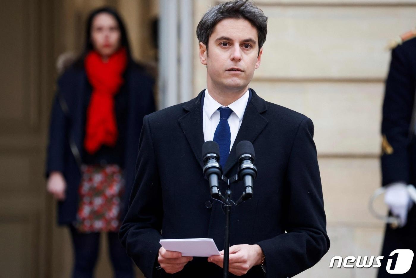 34세인 가브리엘 아탈 새 프랑스 총리가 9일(현지시간) 파리에서 엘리자베트 보른 전 총리와 이취임 연설을 하고 있다. 2024.1.10 ⓒ AFP=뉴스1 ⓒ News1 우동명 기자