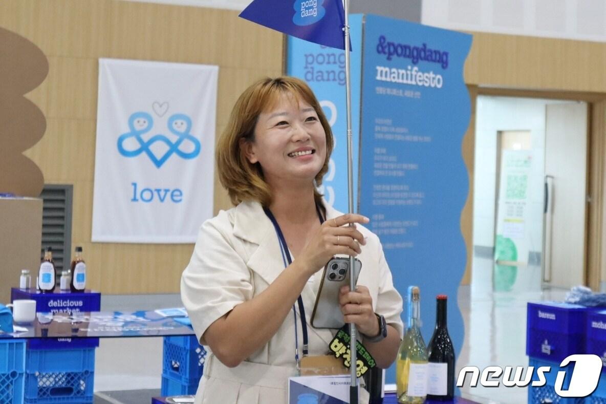 본문 이미지 -  충북 충주 관광두레 박진영 피디가 한국관광공사의 2023년 전국 관광두례 피디 평가에서 평가 지표 만점으로 최우수 피디로 선정됐다. 사진은 박 피디.(충주 관광두레 제공)2024.1.10/뉴스1